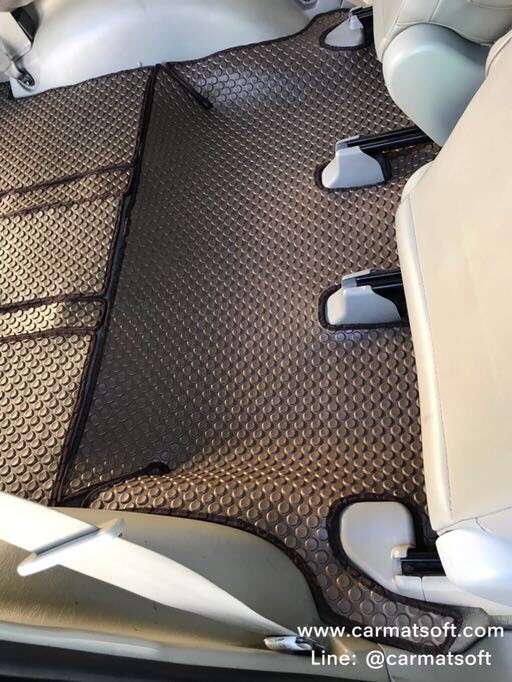 พรมปูพื้นรถยนต์TOYOTA INNOVA ปี2004-2015 พรมลายกระดุม สีน้ำตาล เต็มคัน