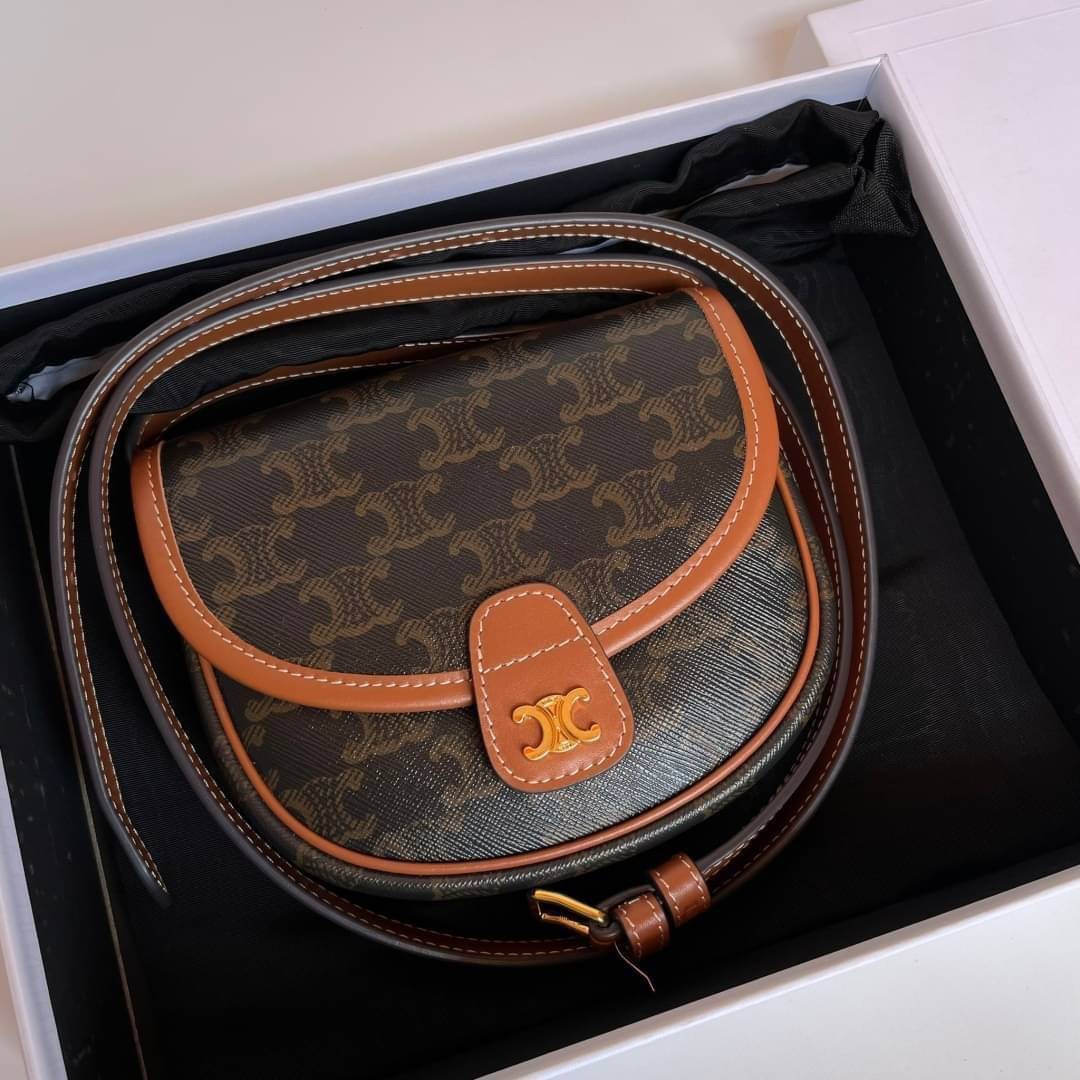 หนังแท้ CELINE MINI BESACE IN TRIOMPHE CANVAS AND CALFSKIN พร้อมส่งที่ไทย เกรดเทพออริจินอล รุ่นหนังดีสุดกระทบแสงขึ้นเงา พิมพ์ลายคมชัด กระเป๋าทรงครอสบอดี้ ลายโมโนแกรมวินเทจ รุ่นที่ดาราเกาหลีใช้กันเยอะมาก และเป็นอีกหนึ่งใบที่ครองใจสาวๆ ทั้งในไทยและเทศ วัสดุ