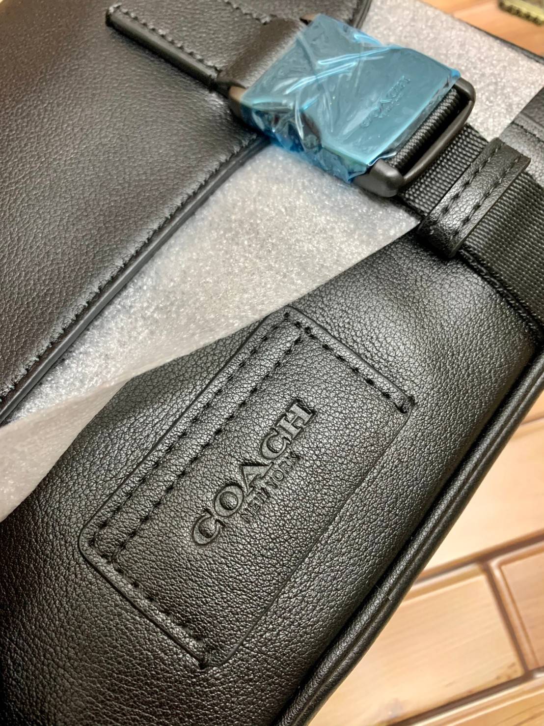 ลุคคือดูดีมากๆ ต้อนรับปีใหม่นี้กันค่า😘 COACH TRACK CROSSBODY ((2715)) เข้าใหม่อีกหนึ่งสี พร้อมส่งที่ไทย ใหม่ล่าสุดค่ะ! กระเป๋าสะพายครอสบอดี้ร์หรือสะพายข้าง หนังแท้ชั้นดีที่สุด หนังนิ่มเรียบสวยมากๆค่ะ ด้านหน้าเย็บป้ายหนังโลโก้แบรนด์ เปิดปิดกระเป๋าแ