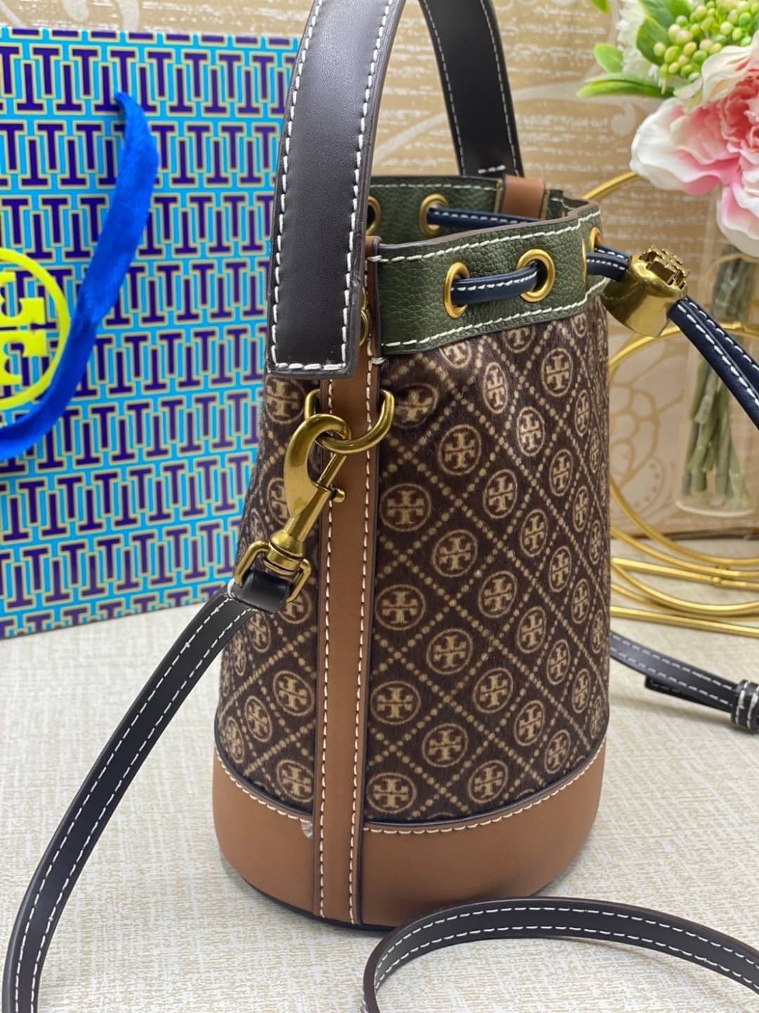 Tory Burch T Monogram Calf Hair Mini Bucket Bag กระเป๋าทรงถังผลิตขึ้นอย่างพิถีพิถันด้วยขนลูกวัวพิมพ์ลาย ตัดแต่งหนังอย่างดี