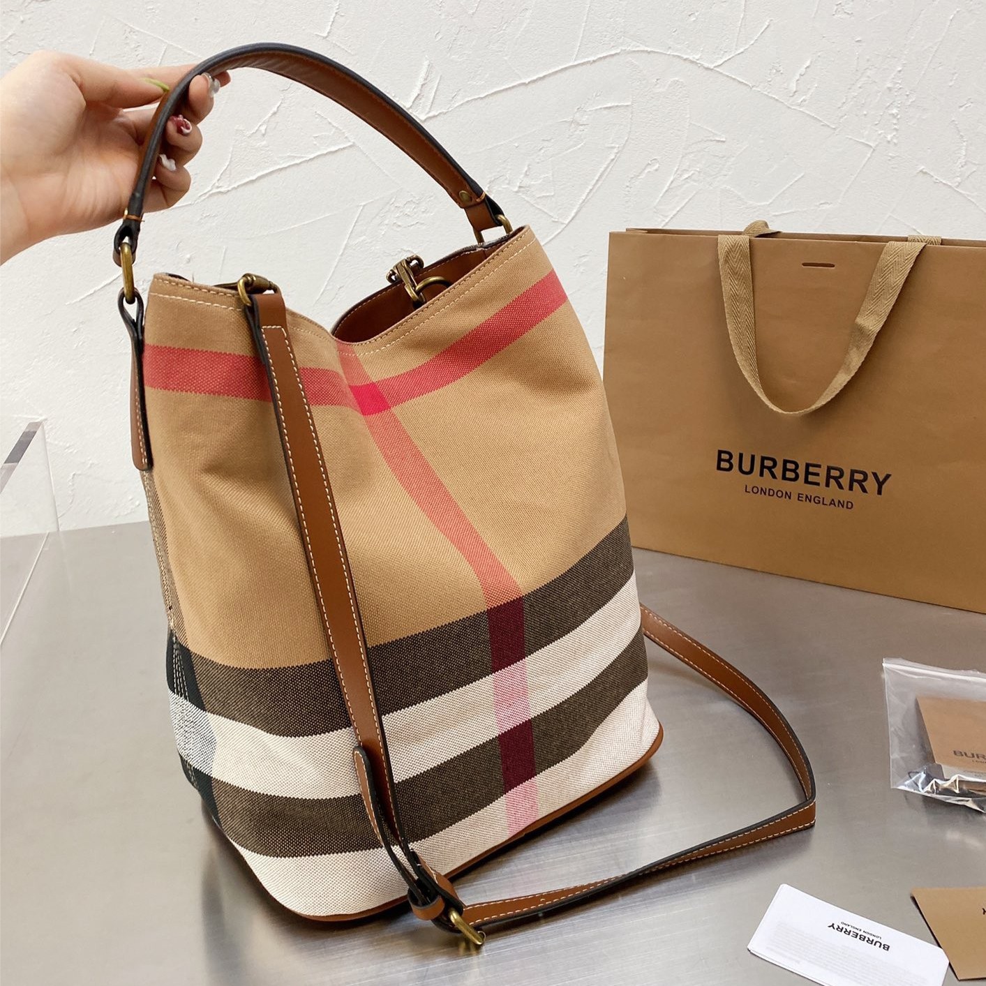 พรีเมี่ยมกิ๊ฟแท้ 100% 】BURBERRY VINTAGE CANVAS BUCKET BAG งานพรีเมียมกิ้ฟท์เคาเตอร์ น้ำหอมจากแบรนด์ วัสดุผ้าCanvas เนื้อหนาซับในอย่างดี ลายแบรนด์สวยมากคะ
