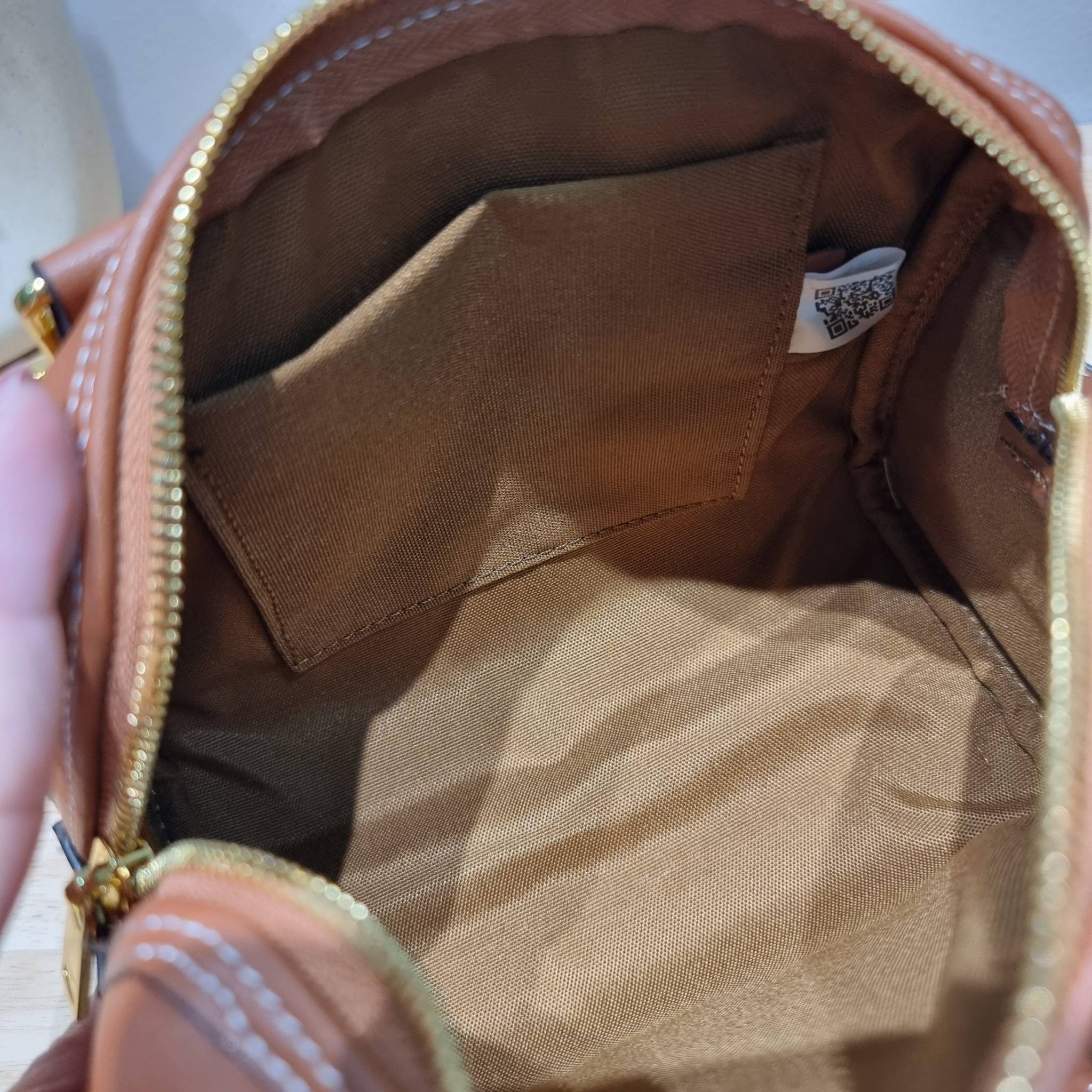 CELINE SMALL BOSTON CUIR TRIOMPHE IN SMOOTH LEATHER ฮิตมากกับสุดยอดความคลาสสิค ในรูปทรงสวย กับกระเป๋าสะพายทรงหมอน กะทัดรัด ขนาดกำลังดี ใช้งานสะดวก วัสดุหนังผิวเรียบ สวยคม