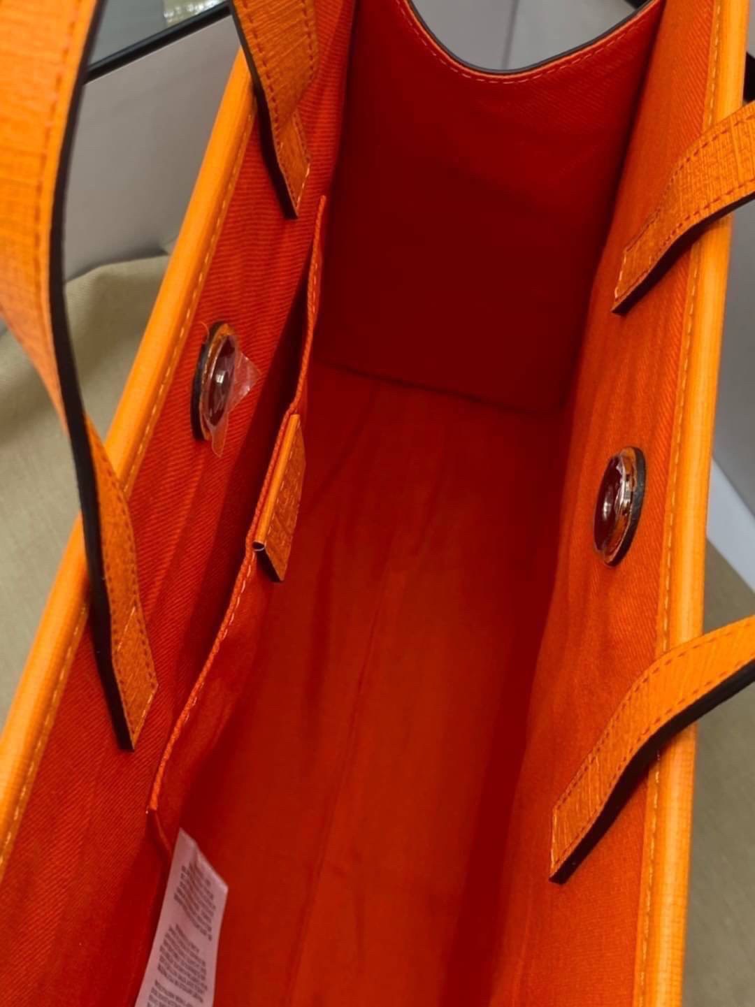 Ori GUCCI Children's tote bag GG kids ที่สุดของความน่ารัก ลิมิเต็ดแบบไม่มีเอาท์ สาวๆสายหวานไม่ควรพลาดด้วยประการทั้งปวงเลยค่าา หนังแท้เกรดดีที่สุด พิมพ์ลายแบรนด์รอบใบเทคเจอร์สวยอยู่ทรง ภายในมีโลโก้กว้างและจุสุดๆใส่สัมภาระได้เยอะ ภาพถ่ายจ