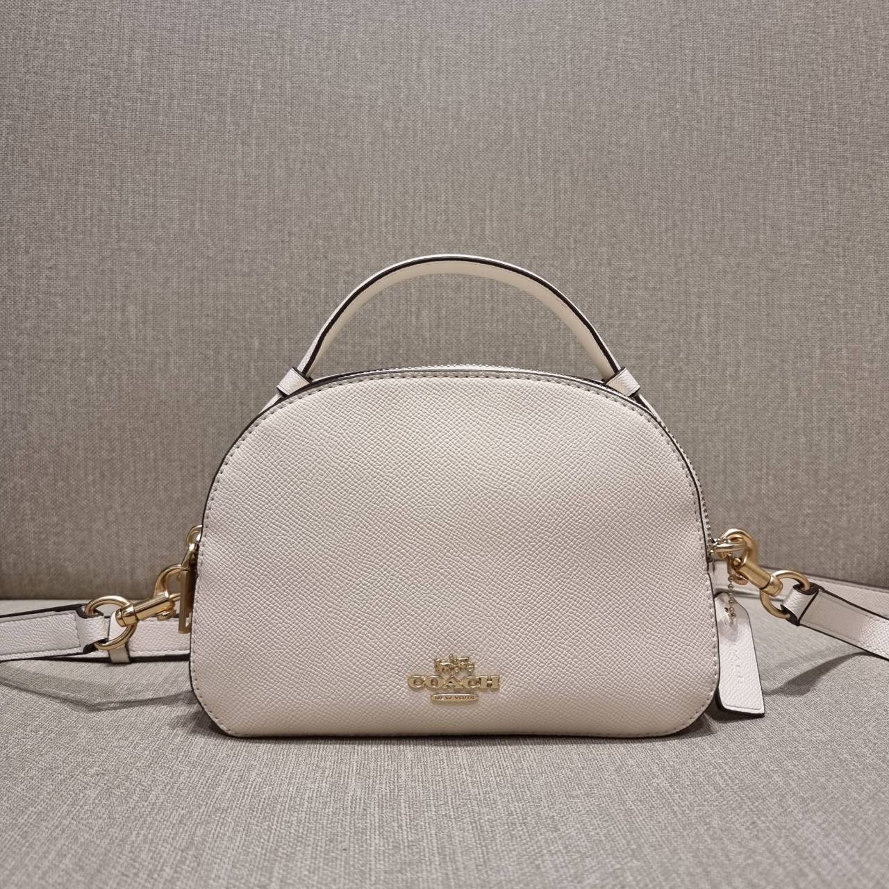 COACH 1589 SERENA SATCHEL กระเป๋าสะพายคอลเลคชั่นยอดฮิต ดีไซน์ลุคผู้ดี ต้องยกให้น้องใบนี้เลย!! จัดสีคุณหนูมาให้ สวยตาแตก!! วัสดุหนัง crossgrain ทนทาน เปิด-ปิดด้วยซิป 2 ช่องหลัก ภายในเป็นช่องโล่ง เก็บของได้แบบสบายๆ ใส่มือถือได้ทุกรุ่น สามารถหยิบไปแมทช์ได้ง่