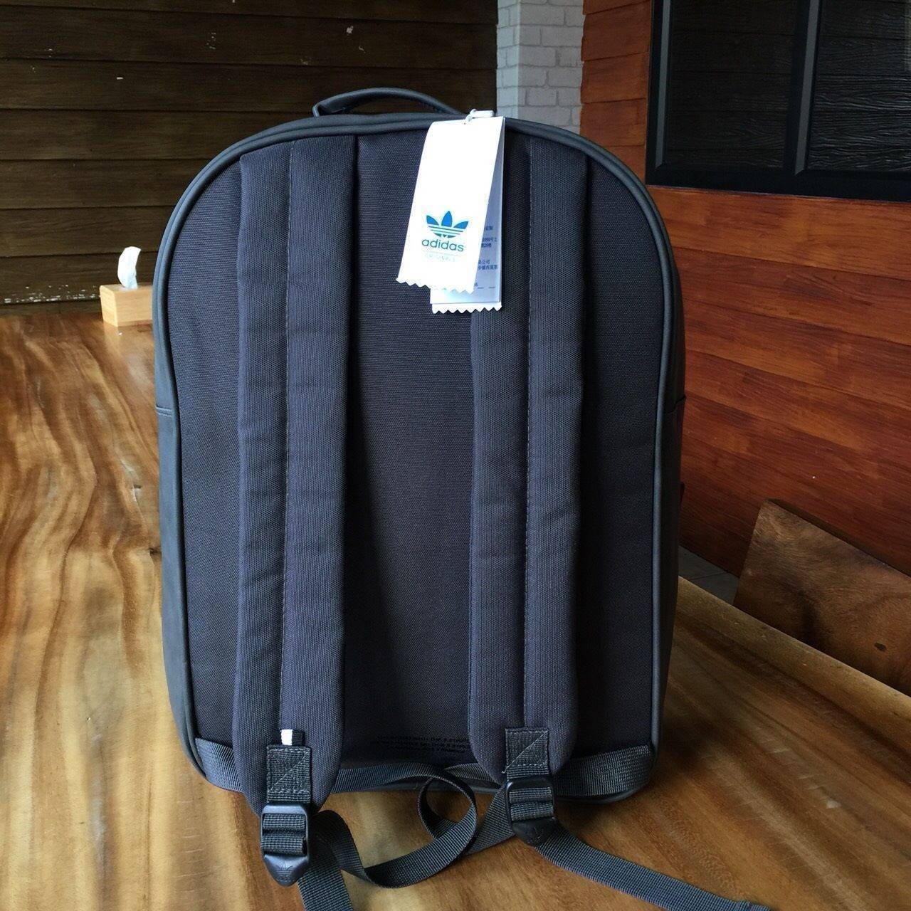 Adidas Originals Classic Trefoil Backpack วัสดุเป็น puหนังนิ่มและโพลีเอสเตอร์100% สะดวกสบายและมีดูดีมีสไตล์ด้วยเป้สะพายหลังสำหรับอุปกรณ์ออกกำลังกาย ปลอดภัยและจุได้เยอะขึ้นด้วยกระเป๋าหน้าพร้อมซิปสำหรับสิ่งของชิ้นเล็ก ภายในมีช่องโน้ตบุ๊กโดยเฉพาะ ด้านหน้าสกร