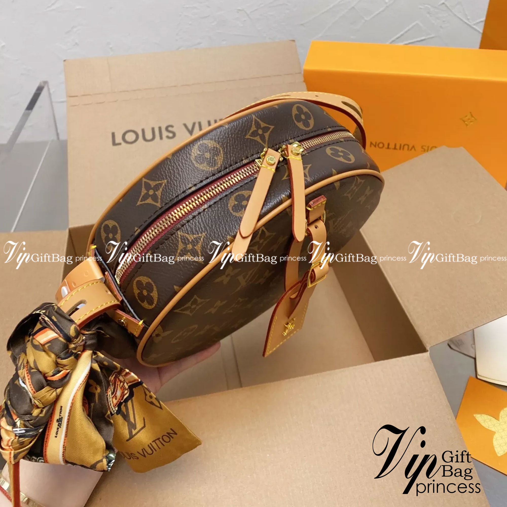 LV Boite Chapeau Souple MM กระเป๋าสะพายโดดเด่นด้วยรูปทรงกลมลายโมโนแกรมสุดชิค ขนาดกะทัดรัด เป็นรุ่นที่ตอบโจทย์และครองใจสาวๆ ได้อย่างแท้จริง ควรมีติดตู้ไว้สักใบ สามารถใช้งานได้ทั้งในชีวิตประจำวัน ไปเที่ยว ชอปปิ้ง รวมไปถึงงานสังสรรค์ค่ะ