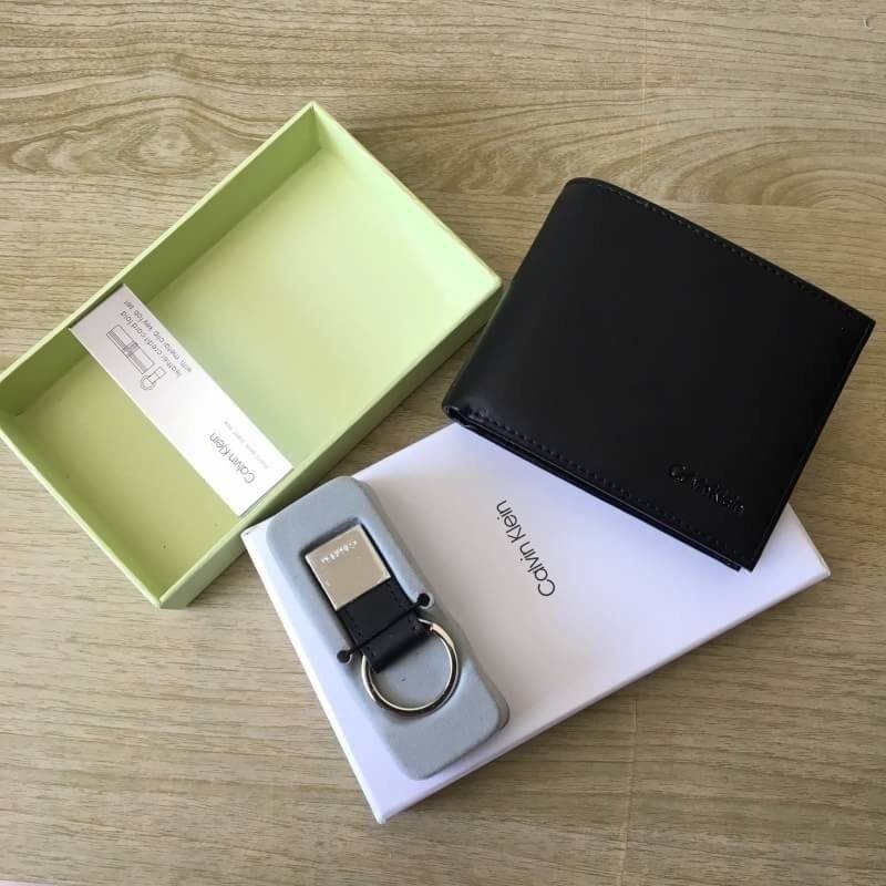 Calvin Klein leather credit card fold with metal clip key fob set กระเป๋าสตางค์ใบสั้น และ ที่ใส่บัตรย่อย และพวงกุญแจ set สุดคุ้มมอบให้เป็นของขวัญหรือใช้เองก็แนะนำค่ะ set นี้มาเท่าไรก็หมดคะ รีบจับจองนะคะ มาพร้อมถุงกระดาษแบรนด์ด้วยนะคะ