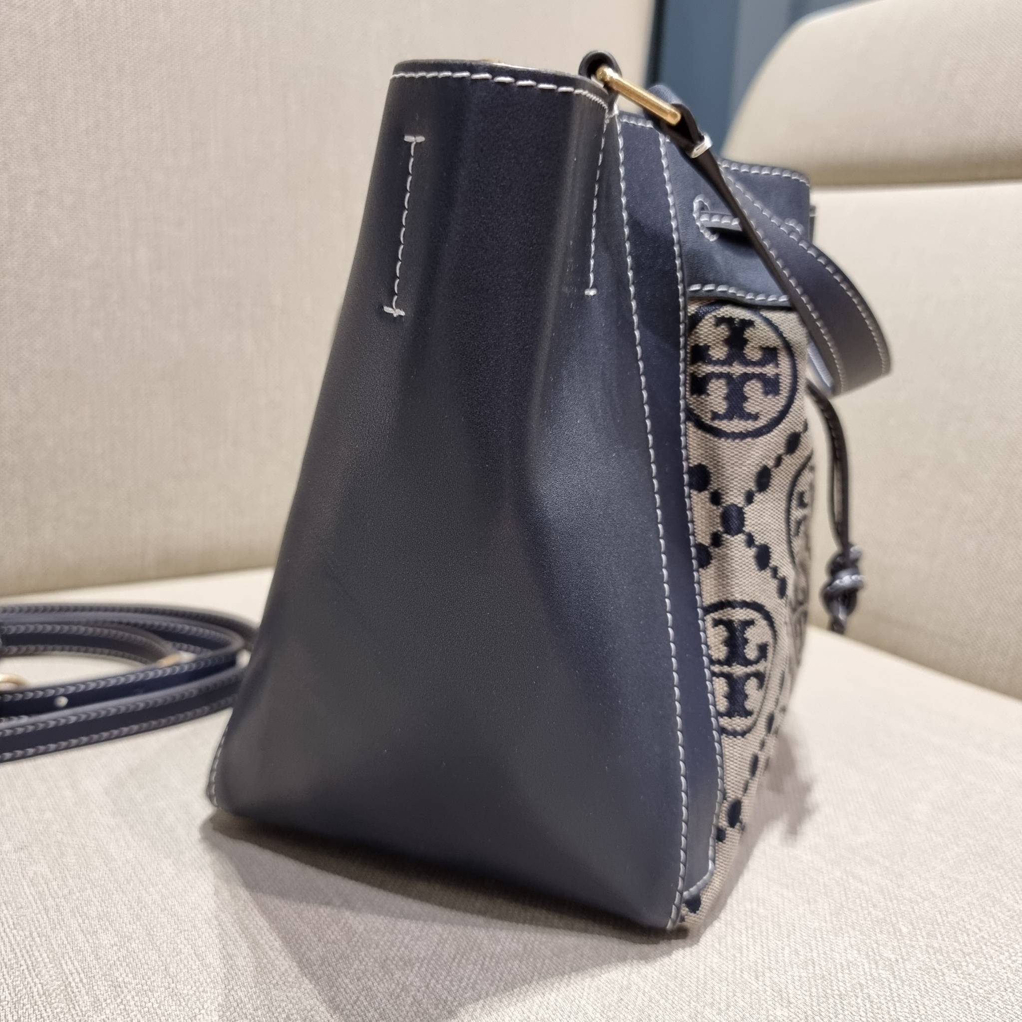 TORY BURCH MCGRAW DRAGONFLY IN MONOGRAM JACQUARD / Tory burch bucket สวยก่อนใคร ไม่ต้องพรีฯ กับกระเป๋าลายโมโนแกรมยอดฮิต ที่มาในรูปทรงดีไซน์ใหญ่ สวยเก๋ ไม่เหมือนใคร ไม่มีซ้ำ!! ใช้งานได้สะดวกด้วยหูจับในตัว และสายสะพายข้างเอามาปรับใช้สะพายได้ตามชอบ ด้านหน้าต