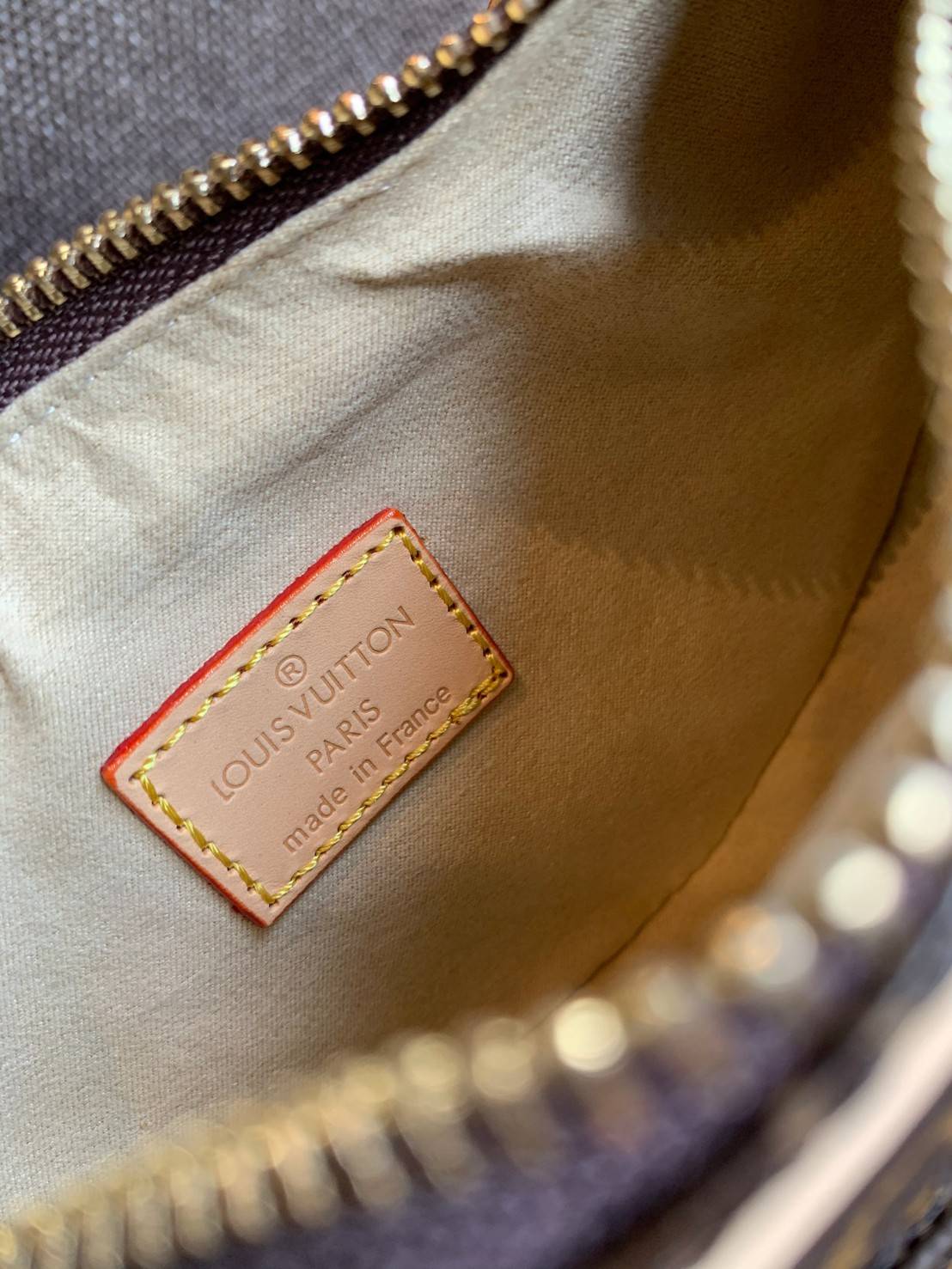 LOUIS VUITTON MONOGRAM LOOP BAG กระเป๋าทรง Loop ที่รังสรรค์ออกมาได้สวย เก๋ และดูดีมากๆ หนังแท้ มีความนิ่มละมุน สัมผัสแล้วคือใช่เลยค่ะ😘 ด้านหน้ามีช่องซิปเล็กให้ใส่ของจุกจิก เปิด-ปิดช่องหลักแบบซิป ภายในสามารถใส่กระเป๋าเงินใบกลางได้;มือถือได้ทุกรุ่น;