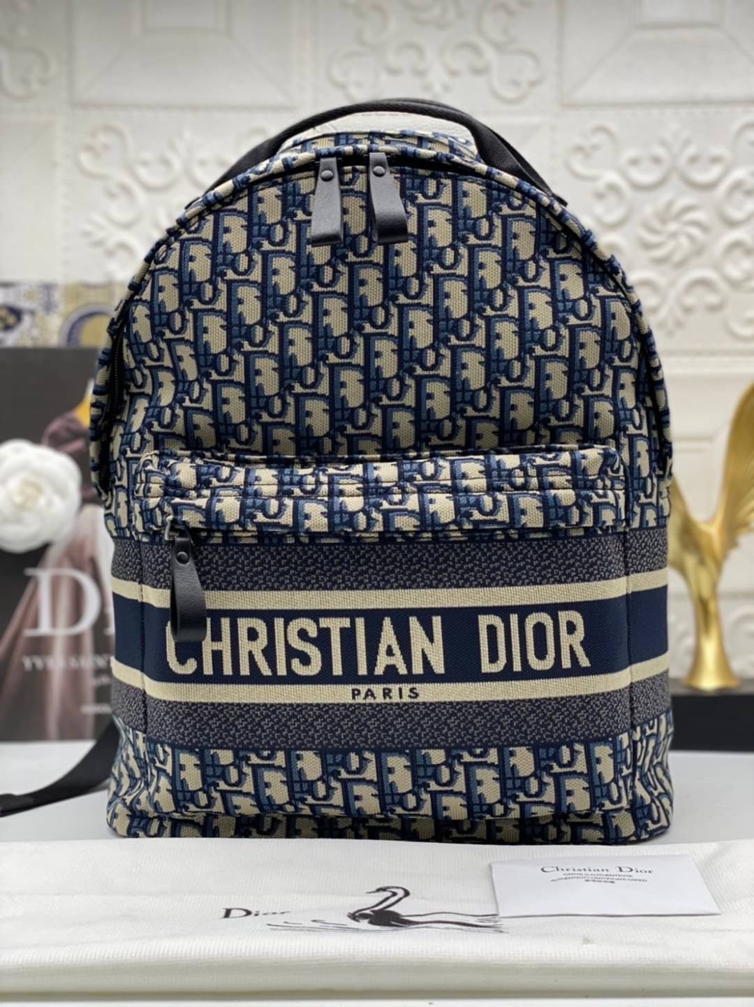 DIOR TRAVEL BACKPACK Blue Dior Oblique Jacquard อีกหนึ่งรุ่น Best seller ที่ต้องมี!! Unisex ใช้ได้ทั้งชายหญิง ภายในโล่งกว้าง ใบนี้คุ้มค่าราคามากๆ ทั้งดีไซน์และฟังก์ชั่นการใช้งาน ตอบโจทย์แน่นอนจ้า