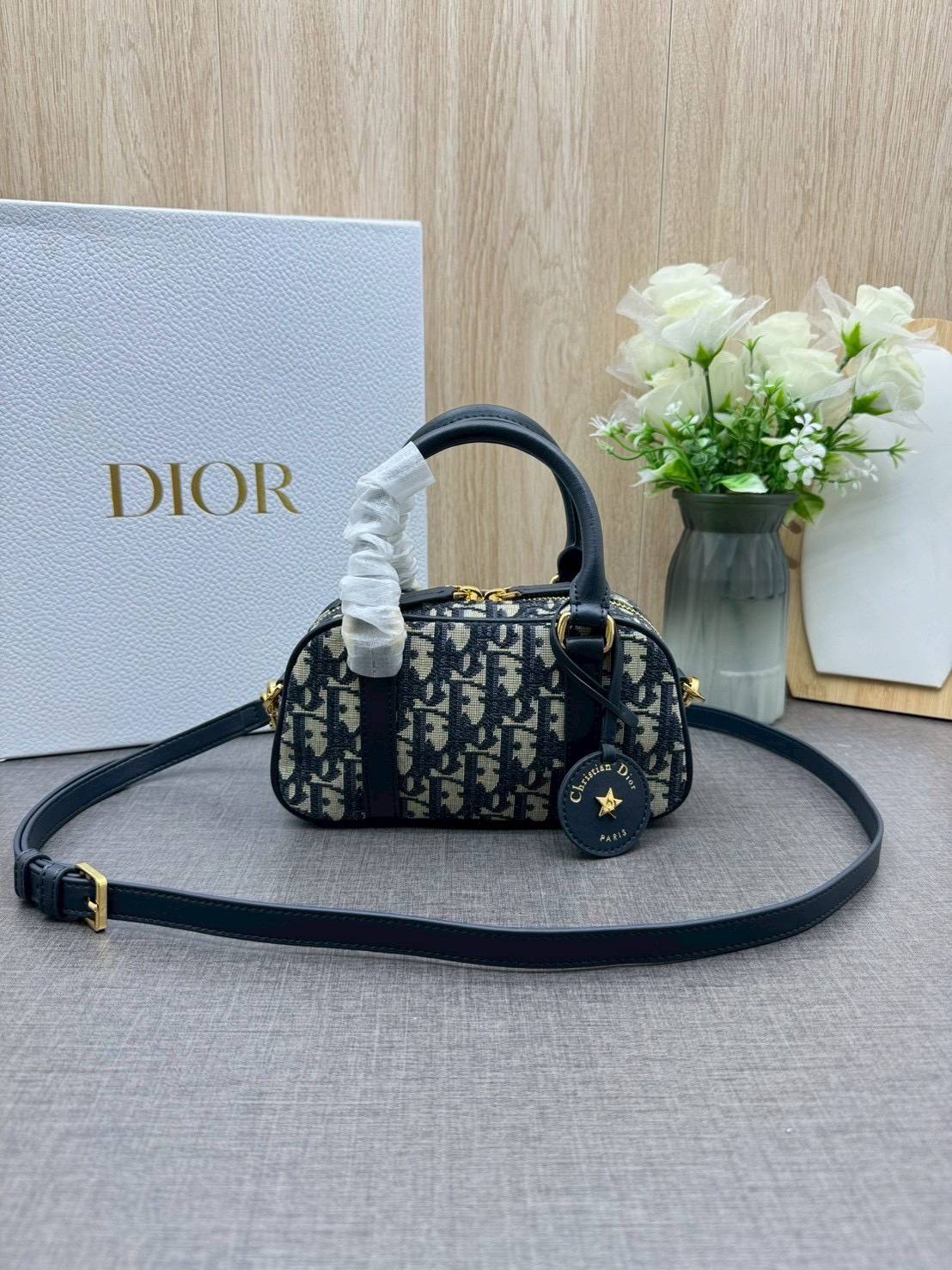 ORI หนังแท้ | DIOR D-Vibe East-West Nano Bag กระเป๋าทรงหมอนไซส์มินิน่ารัก ดีไซน์โบว์ลิ่งรูปทรงทันสมัยใช้งานง่ายจุของสำคัญได้ครบ สวยสง่างามเป็นเอกลักษณ์