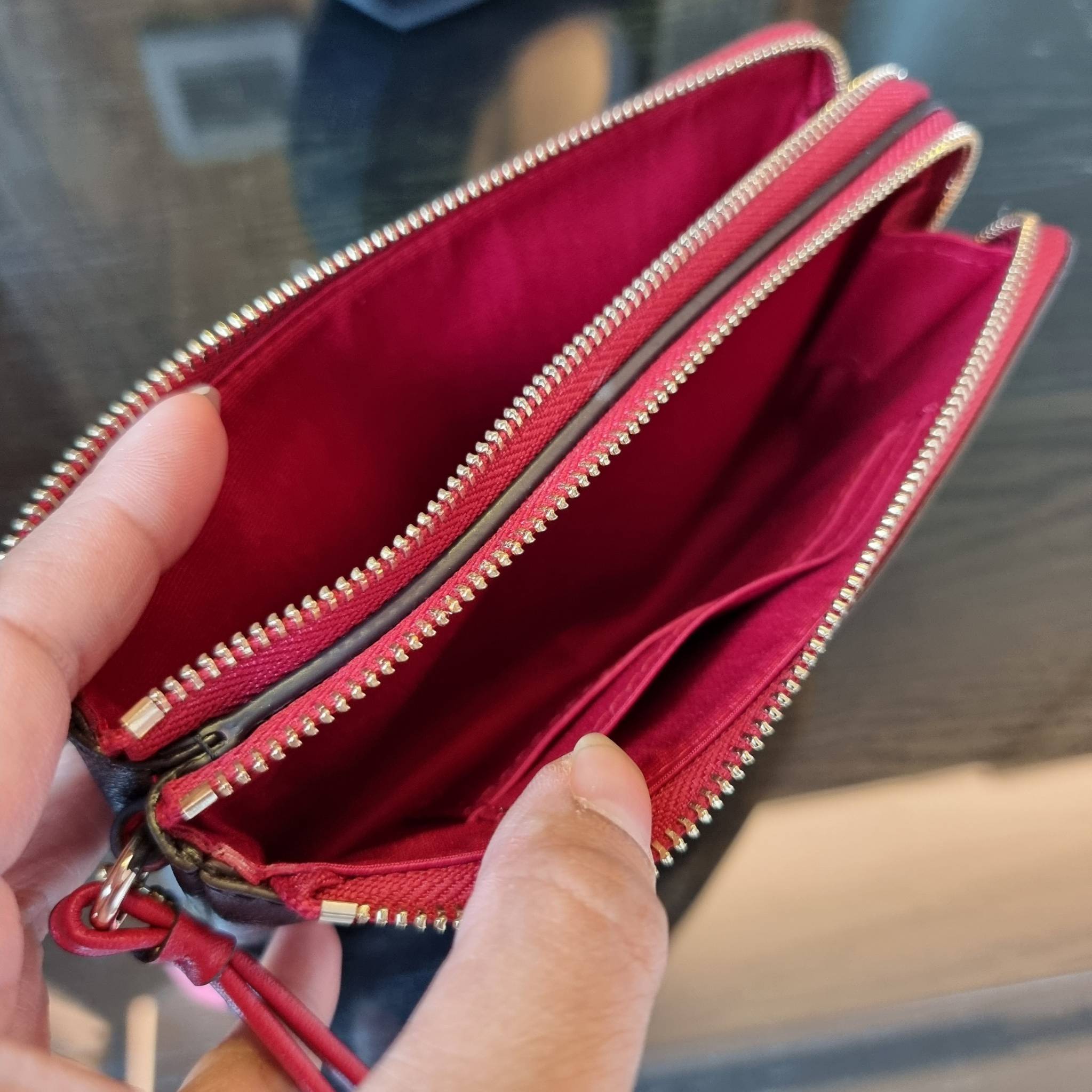 COACH F87591 DOUBLE CORNER ZIP WALLET IN SIGNATURE COATED CANVAS คล้องมือรุ่น 2 ซิป!! มาแล้วจ้า 🌟🤗 ไซส์นี้คือเหมาะมือจริงๆ พกง่ายเช่นเคย ไม่ต้องกังวลว่าจะเกะกะหรือกินพื้นที่กระเป๋าหลัก วัสดุหนังแคนวาสเคลือบลาย มีช่องหลักแยก 2 ช่อง ภายในบุผ