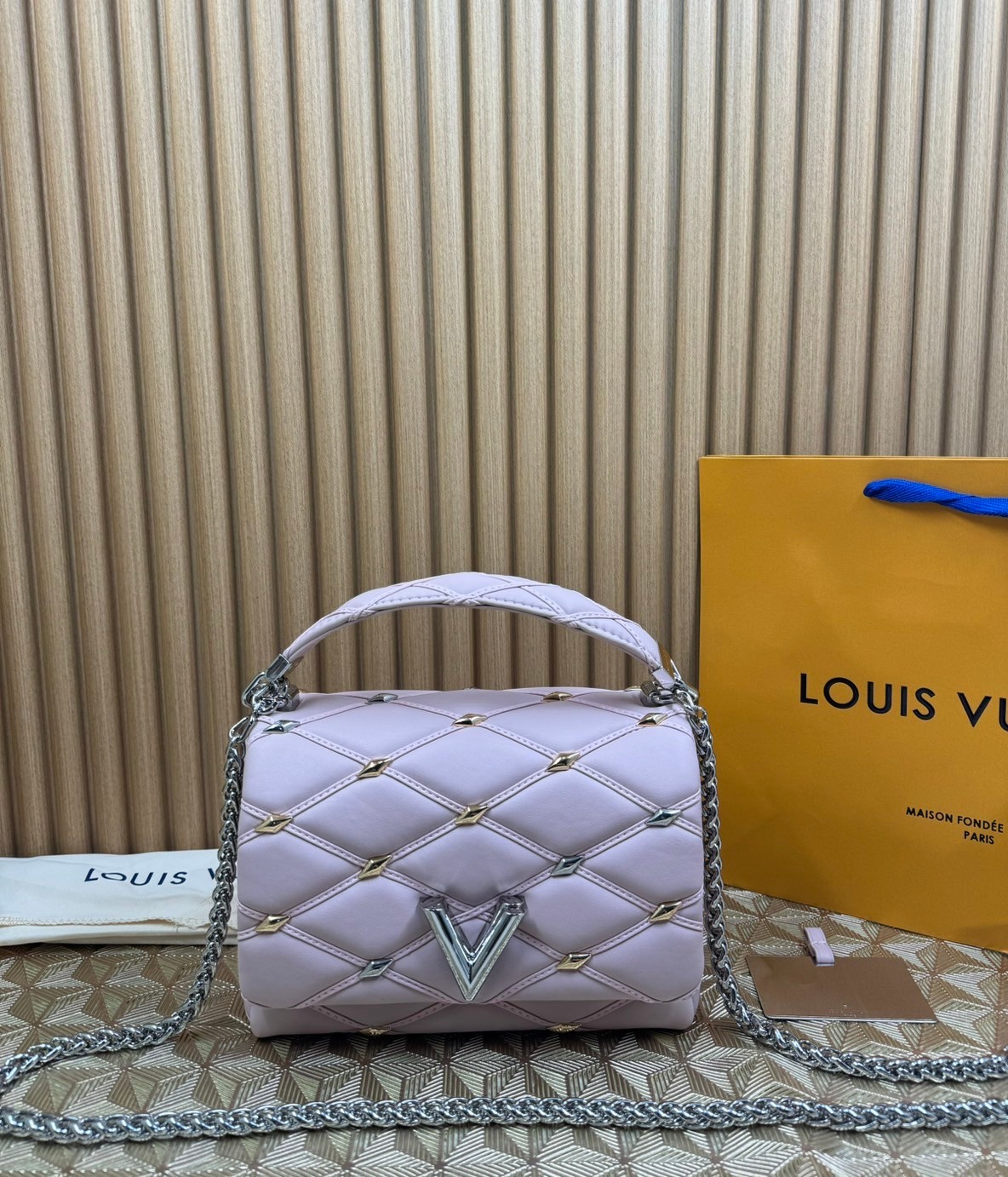 พร้อมส่ง 3 สี LV Twist Bag 24cm / LV GO-14 กระเป๋าหนังบุนวมอันเป็นเอกลักษณ์ของเมซง เกรดออริจินอล 1:1 สลับแท้ ภาพถ่ายจากงานขายจริง