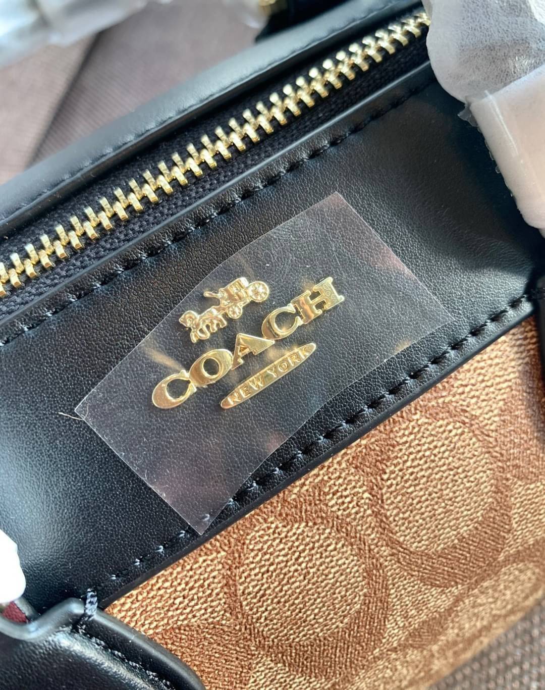 COACH NENNETT SATCHEL BAG((32203)) พร้อมส่งอีกครั้ง ห้ามพลาด! กระเป๋าทรงหมอน ทรงที่สาวๆต้องมีติดตัวไว้สักใบ! หนังแท้นิ่มสวยงาม เปิดปิดกระเป๋าแบบซิป ภายในกว้างสามารถใส่กระเป๋าเงินใบยาวได้ หรือของจำเป็นในชีวิตประจำวันของสาวๆได้หลากหลายเลยค่ะ มีช่องซิปและช่อ