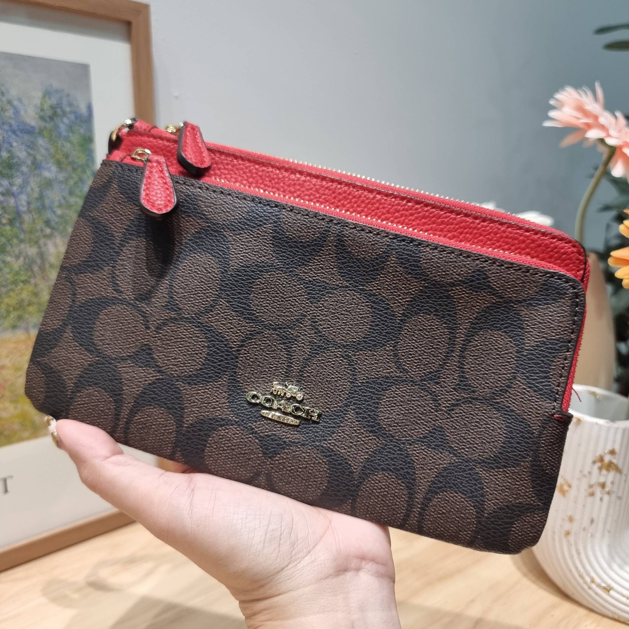 COACH DOUBLE ZIP WALLET IN SIGNATURE CANVAS / C5576 / C5610 / C7313 พร้อมส่ง 8 สี ใหม่ล่าสุด คอล 2023 กระเป๋าคล้องมือใบใหญ่ ดีไซน์ใหม่เล่นระดับ เพิ่มลูกเล่นและดีเทลให้ดูน่าใช้ยิ่งขึ้น