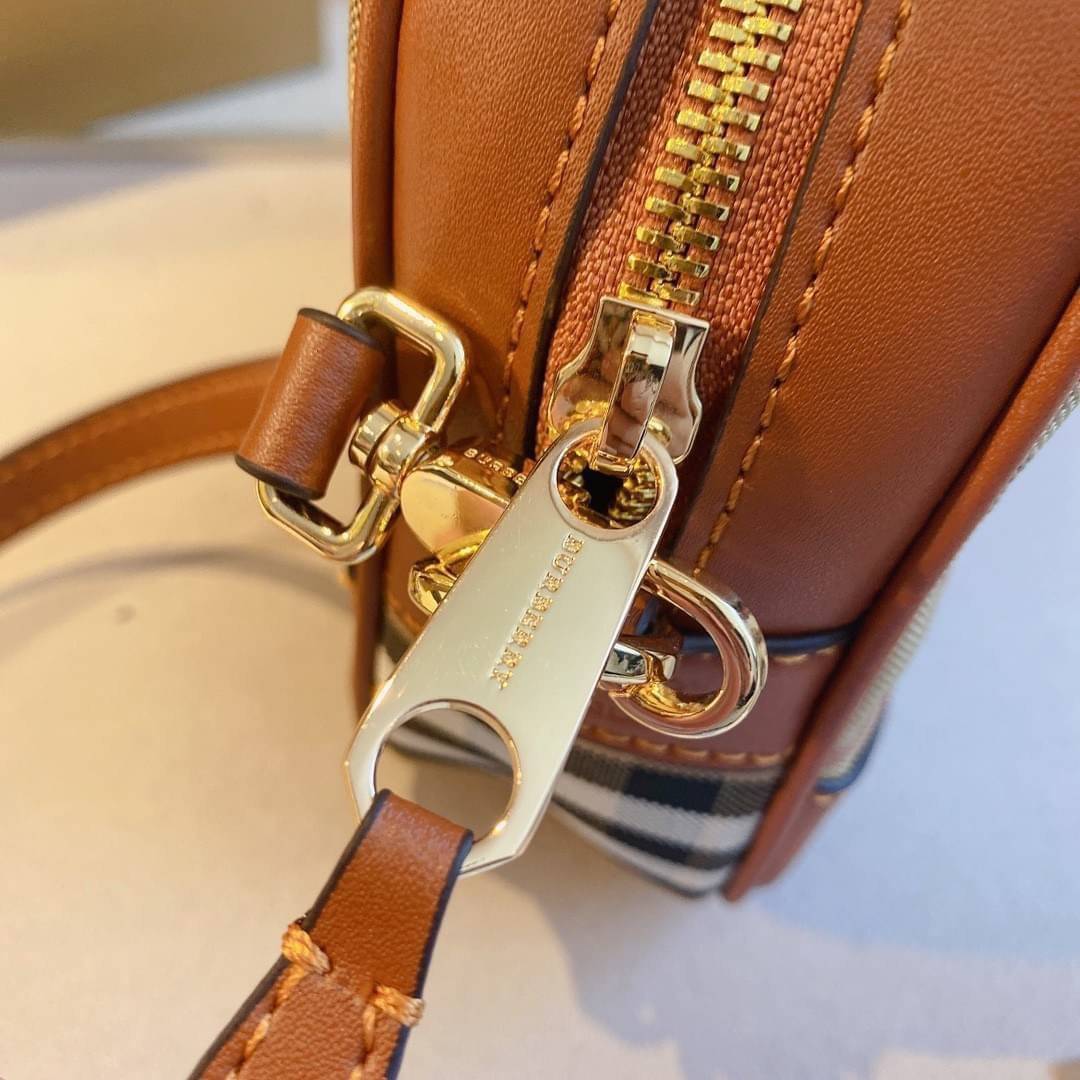 BURBERRY CROSSBODY VINTAGE BAG กระเป๋าสะพายทรง camera ซิปบน ลายซิกเนเจอร์แบรนด์ มาพร้อมสายสะพายยาวครอสบอดี้ งานสวยเป๊ะปั๊มทุกจุด สวยอยู่ทรง เปิดปิดด้วยซิปยาว ภายในมีช่องแบ่งเป็นสัดส่วน สามารถใส่มือถือ iphone เงิน ของจุกจิกได้ สายสะพายหนังยาวปรับระดับได้ อ