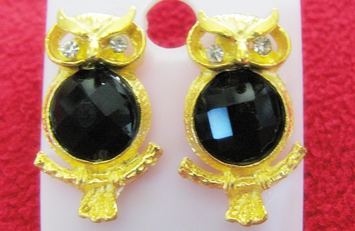 สินค้าหมดค่ะ ต่างหูนกฮูกสีทองประดับพลอยเม็ดใหญ่สีดำค่ะ