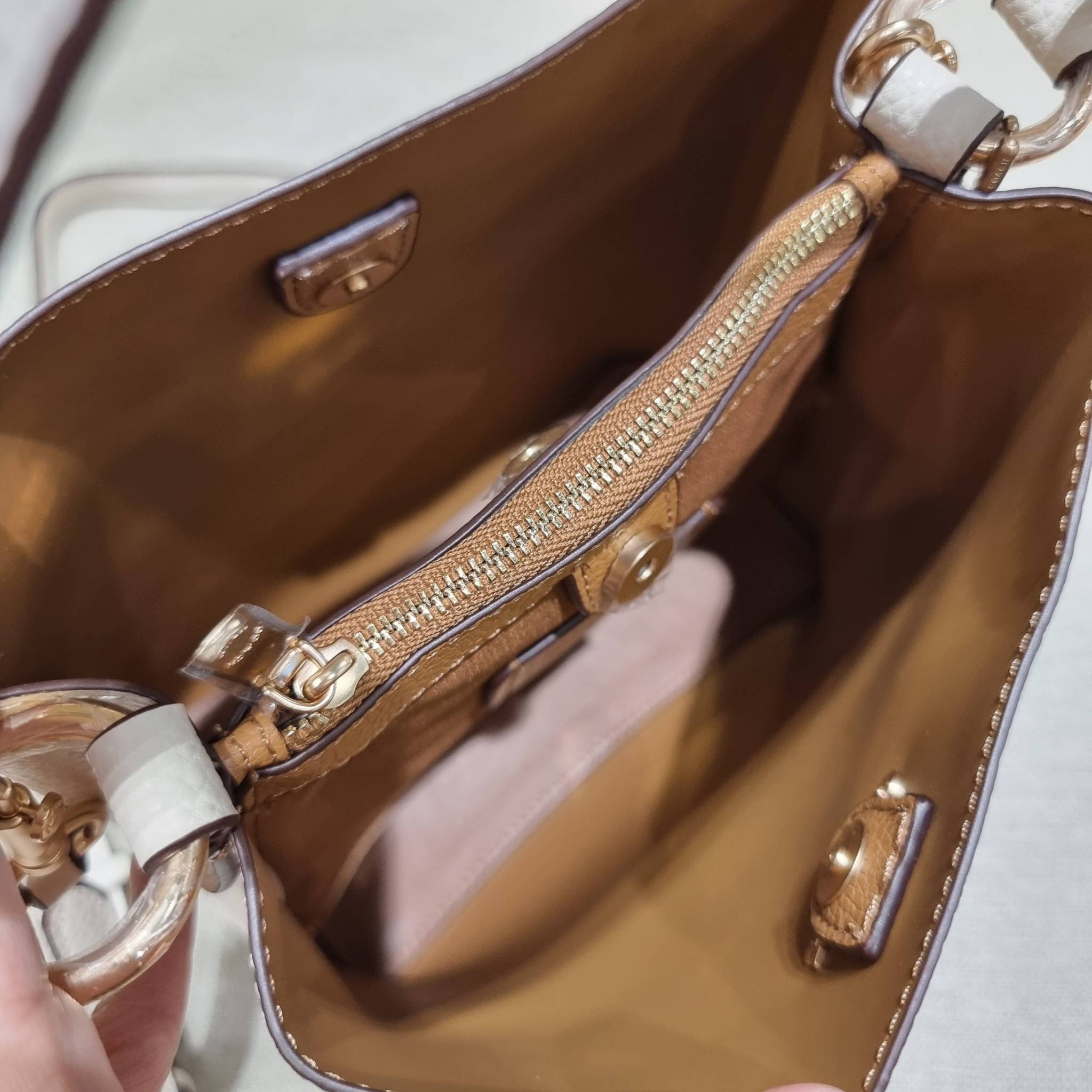 COACH 1011 SMALL TOWN BUCKET BAG รุ่นยอดนิยมใบเล็ก กระเป๋าทรงบัคเก็ต สีคลาสสิคเรียบหรู ตัดกับโลโก้สีทองดูโดดเด่น วัสดุหนัง pepble สวยคมทุกมุมจริงๆ!! เปิด-ปิดด้วยกระดุมแม่เหล็กทั้ง 2 ฝั่ง ภายในเป็นช่องโล่ง มาพร้อมสายสะพายปรับได้ตามตัว ขนาดใบนี้กำลังสวย สะพ