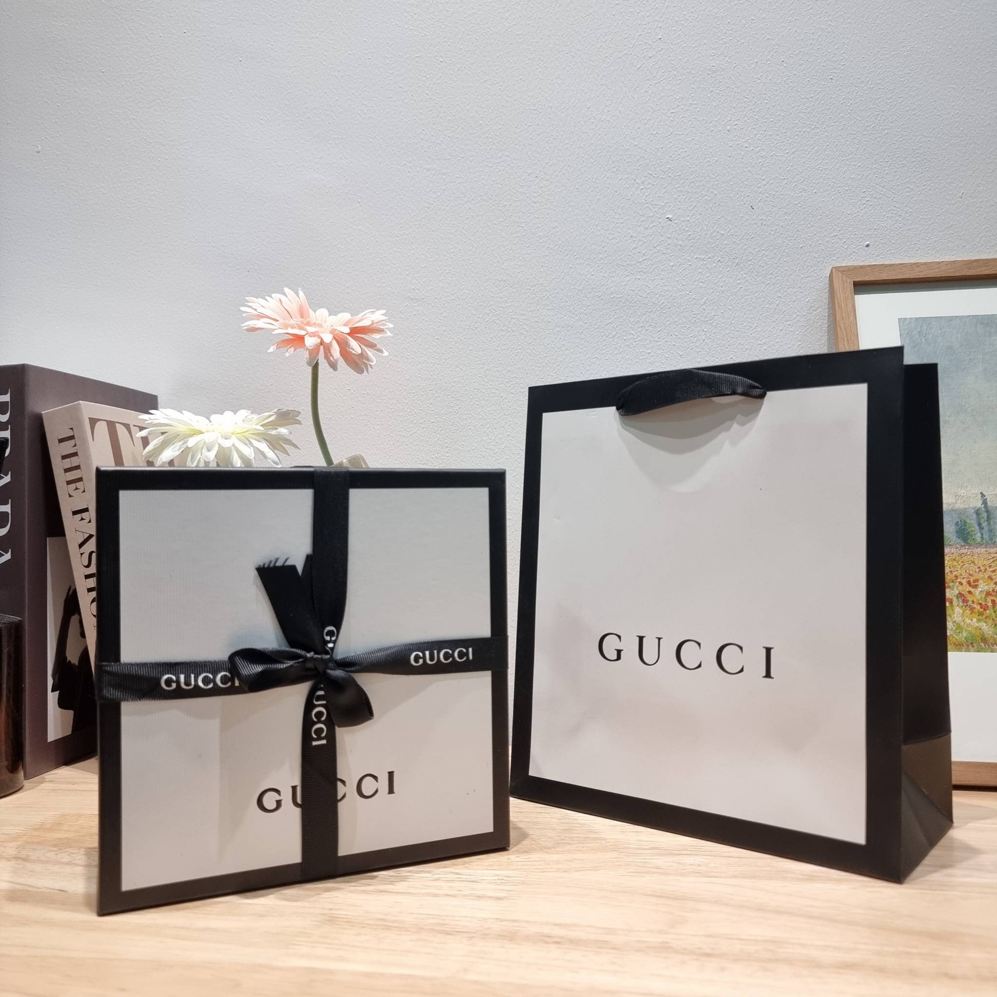 GUCCI BELT LEATER 2mm / GG belt box set เข็มขัดกุชชี่รุ่นคลาสสิค เรียบง่าย ผู้ดี เป็นซิกเนเจอร์ ด้วยดีไซน์ double buckle อะไหล่สีทองวินเทจ ทำให้ใช้งานเป็น everyday use ได้เลย พร้อมออริจินัล box ที่สุดของการคอมพลีทลุทด้วยเข็มขัดเส้นนี้เส้นเดียวได้เลย แนะนำ