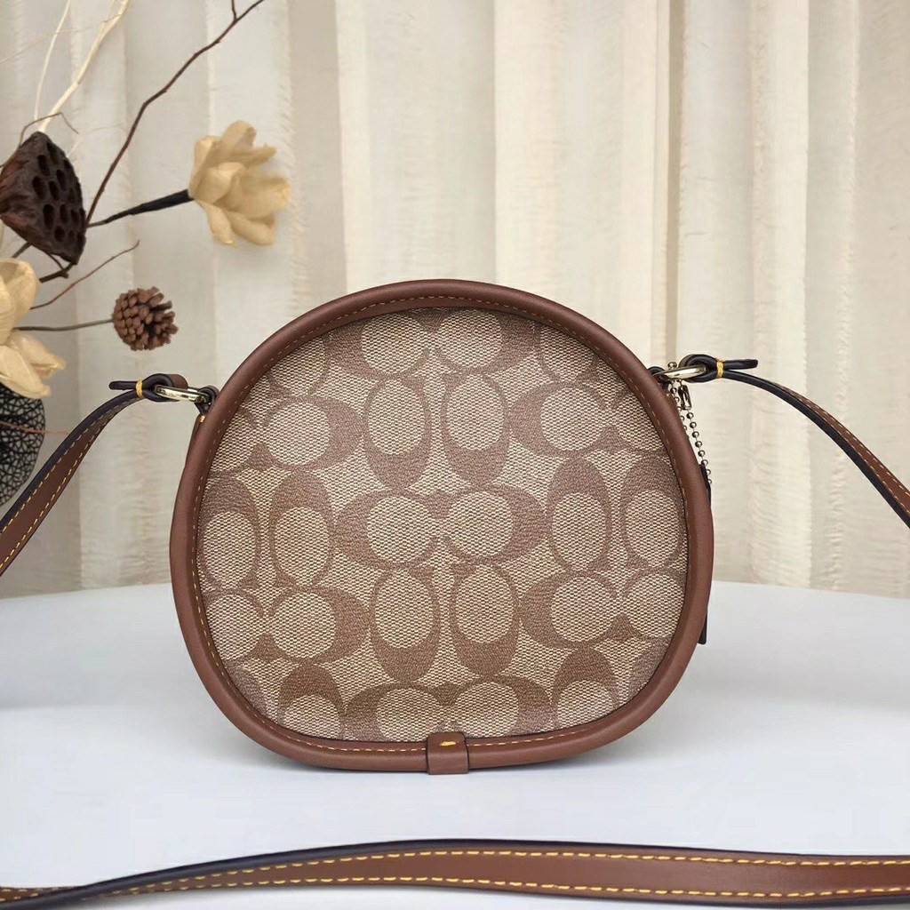 COACH KEITH HARING CANTEEN CROSSBODY IN SIGNATURE CANVAS WITH PATCHES F48730 กระเป๋าทรงกลมสุดเก๋ ไม่เหมือนใคร ตกแต่งลายให้มรความน่ารัก โดดเด่นขึ้นมา สะพายไปไหนก็สวยไม่เหมือนใคร ภายในกว้าง ใส่ของได้เยอะ กระเป๋าเปิดปิดด้วยซิป ใครย้งไม่มี รีบจับ รีบจองกันเลย