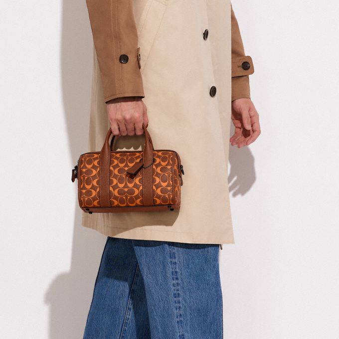 COACH GOTHAM DUFFLE / Coach Gotham 24 travelling bag handbag shoulder bag พร้อมส่ง กระเป๋าทรงหมอนรุ่นใหม่บ่าสุดปี 2022 รุ่นนี้สามารถใช้ได้ทั้งชาย//หญิง หนังแท้อย่างดี นิ่มทรงสวย มากๆค่ะ ภายในกระเป๋าสามารถใส่สัมภาระที่จำเป็นในชีวิตประจำวันได้ครบเลยค่ะ; มีช