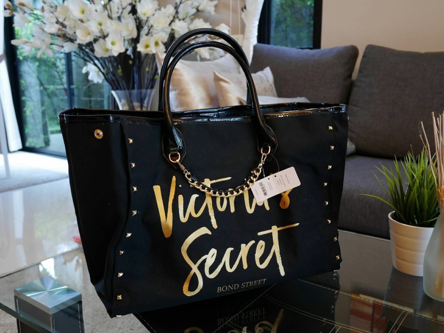 Victoria's Secret Canvas tote bag New Arrival กระเป๋าถือหรือสะพายทรง tote size L ใบใหญ่จุใจ วัสดุ Canvas หนา ด้านหน้าประดับโซ่ทอง สลับหนัง พร้อมสกรีนแบรนด์ Victoria's Secret และ ประดับหมุดด้านข้างเท่ๆห์เพิ่มดีเทล ปรับใช้ได้สองทรงค้า ภายในกว้างมี
