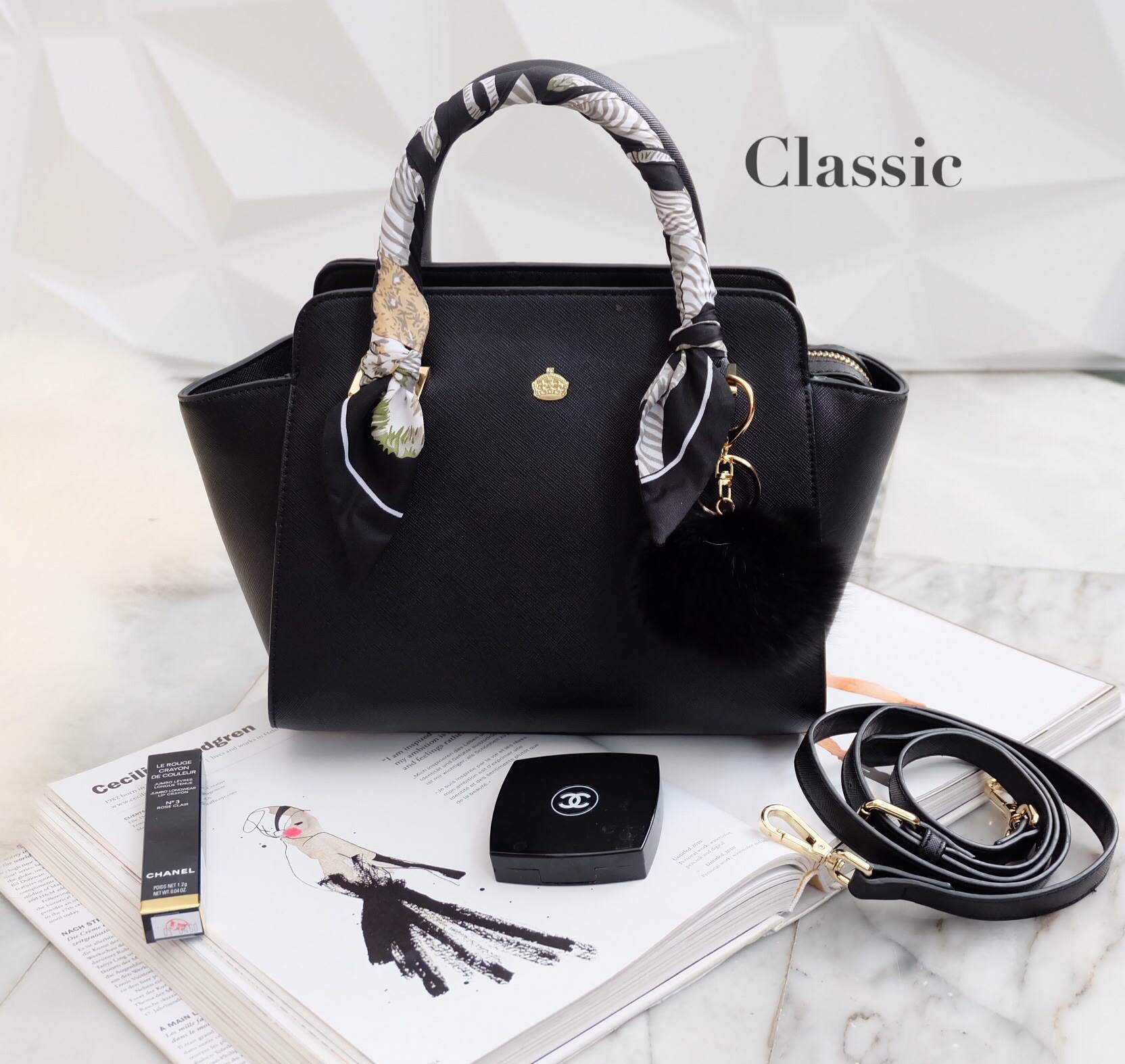 รุ่นขายดีตลอดกาล กระเป๋าหนัง saffiano สวยมากๆค่า รุ่น KEEP Infinite office bag สวย น่ารัก ขนาดตอบทุกโจทย์การใช้งาน เห็นแล้ว **หลงรักเลยคะ 🌲ตัวกระเป๋าขนาดกำลังดีหนังsaffiano ลายสวยที่สำคัญ ดูแลรักษาง่าย ประดับด้วยผ้าพันหูกระเป๋ารุ่นพิเศษ ทำให้กระเป