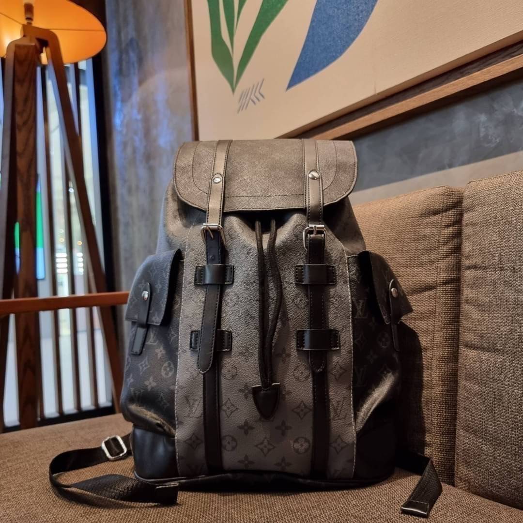 LV Christopher PM Monogram Eclipse Reverse เป้สะพายหลังใบใหญ่ LV MONOGRAM BACKPACK ที่หนุ่มๆตามหากันมากที่สุด LONG WEEKEND กระเป๋าใบใหญ่ต้องมี!! รุ่นสุดฮอต!! ด้วยรูปทรงที่คลาสสิค สไตล์เอกลักษณ์ วัสดุหนังแคนวาส ทนทาน