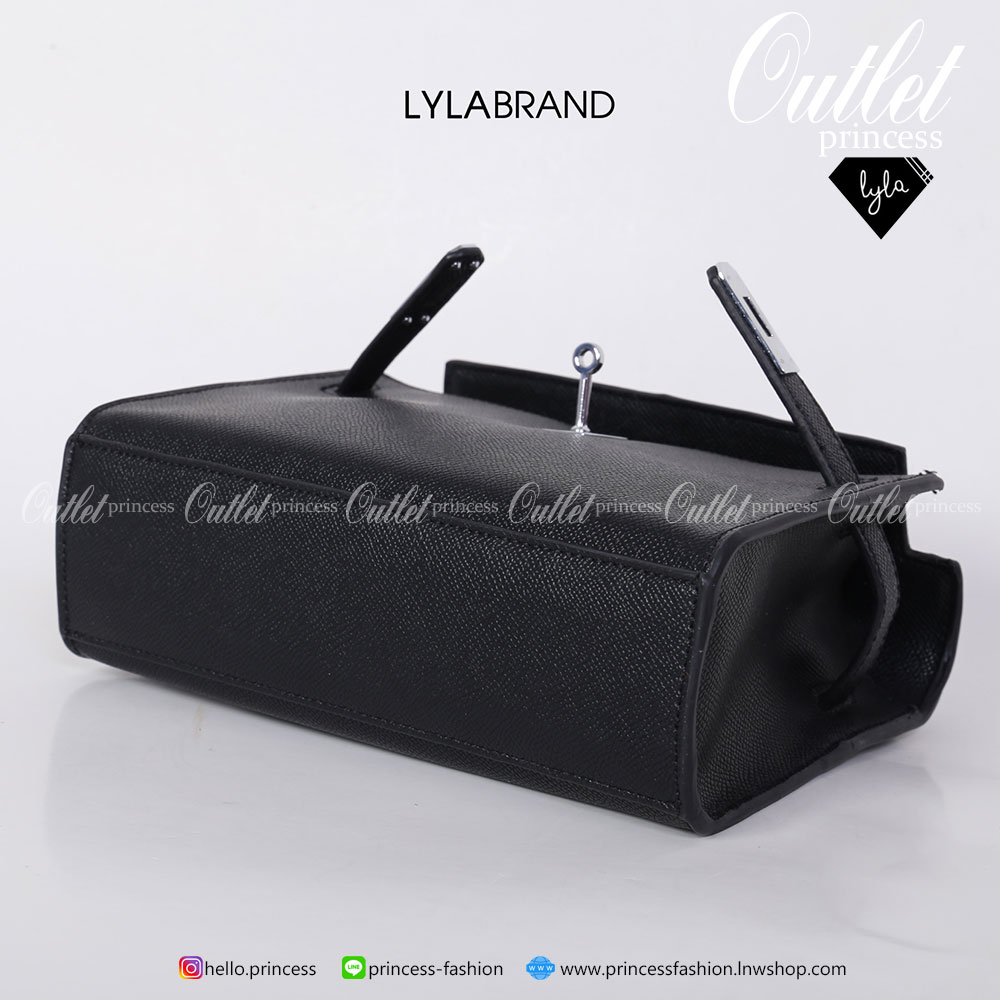 LYLABRAND🔔 KELLY MINI SIZE 22 CM / EPSOM PU TOP PREMIUM มาพร้อมสายหนังและสายโซ่คุณภาพดีสุดๆ ใบเล็กน่ารักพอดิบพอดีถือเป็นครัชออกงานได้ให้ลุคหรูสุด หรือจะใส่กับชุดทำงาน กางเกงยีนส์ ได้หมด ครบเลยค่ะ ให้ลุค ผู้ดีมากๆ ใส่ iphone plus ได้ทุกรุ่น มีสีให้