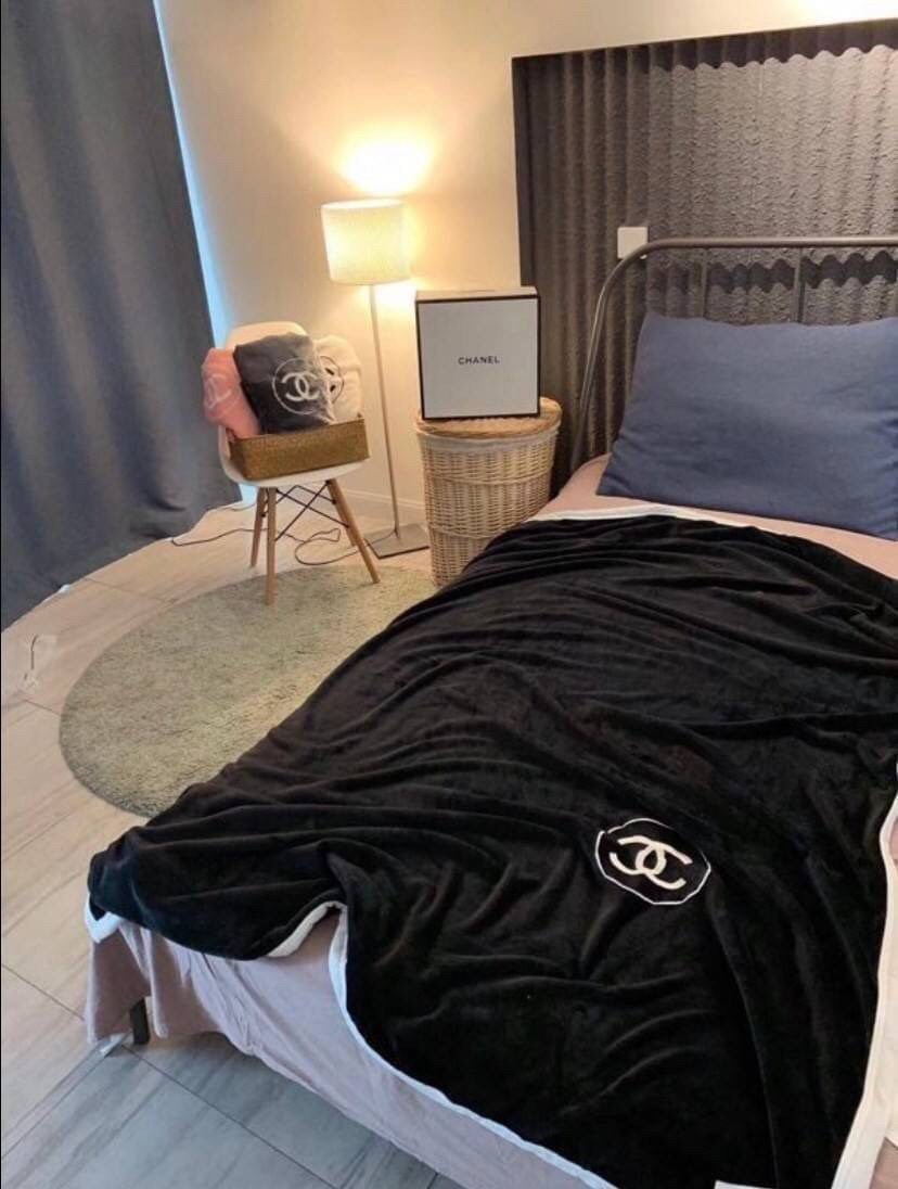 VIP GIFT 】Best Gift! Chanel Blanket พร้อมส่งไอเท็มแนะนำ ผ้าห่มนุ่มนิ่ม ขนปุยๆๆ สบายผิวมาก เนื้อผ้านิ่มฟูนุ่มใช้ได้ทุกโอกาส ขนาดกำลังดี พกพาสะดวก สามารถพกไว้ใช้ในรถ ใช้ในออฟฟิศได้ จะซื้อใช้เองหรือมอบเป็นของขวัญก็ดูดีพร้อมส่งที่ไทย ราคาสุดคุ้มไม่ต้องรอพรีฯ