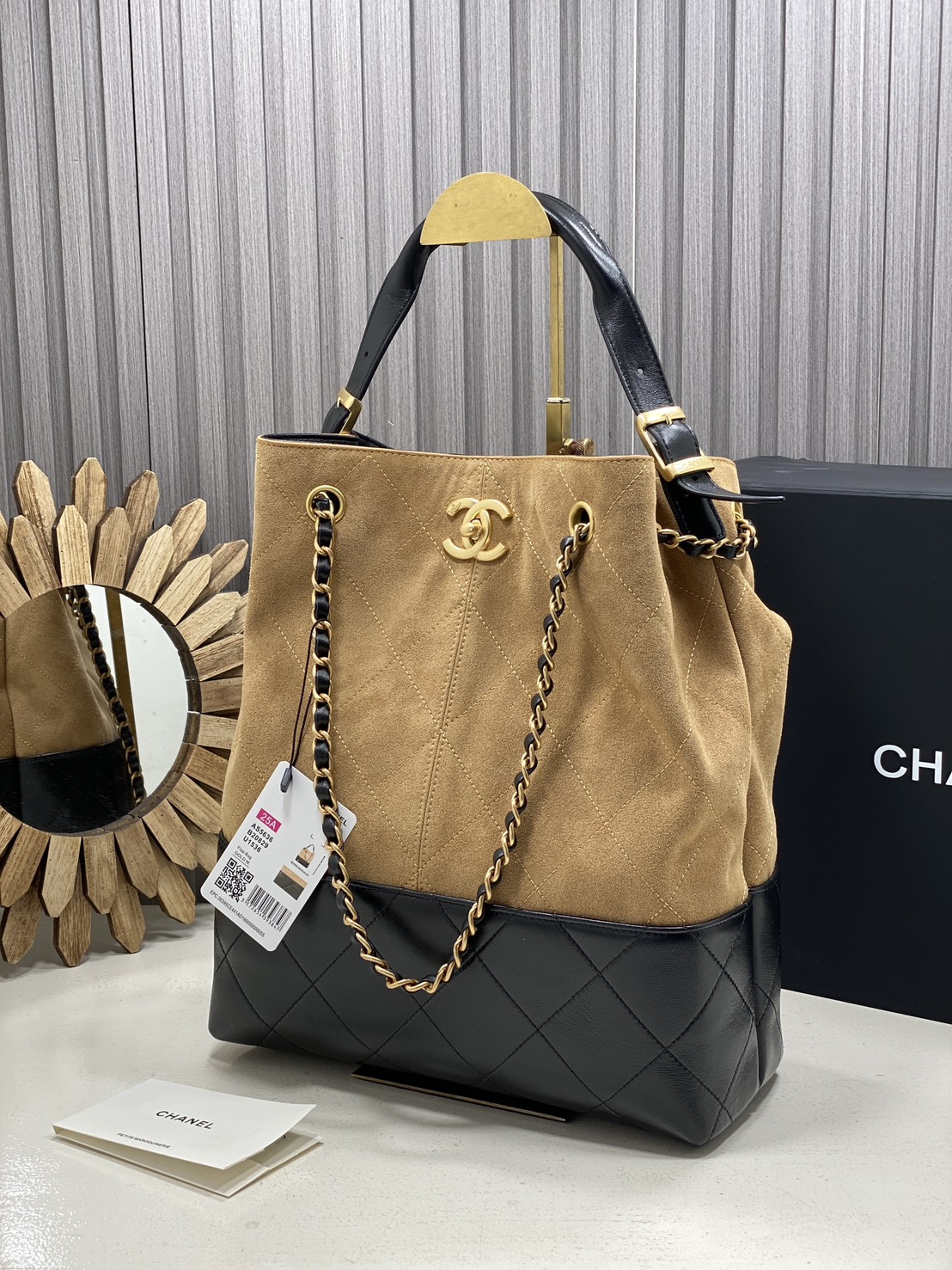 ORI หนังแท้ | CHANEL Shopping Bag 25A Suede Bag กระเป๋าช้อปปิ้งทรงโท้ท ดีไซน์ใหม่ทรงยาว หนังกลับสีทูโทน ในคอล Métiers D'art 2024/25 ดีไซน์ใหม่หนังกำมะหยี่โทนน้ำตาล ใช้งานง่าย สวยหรูดูแพง