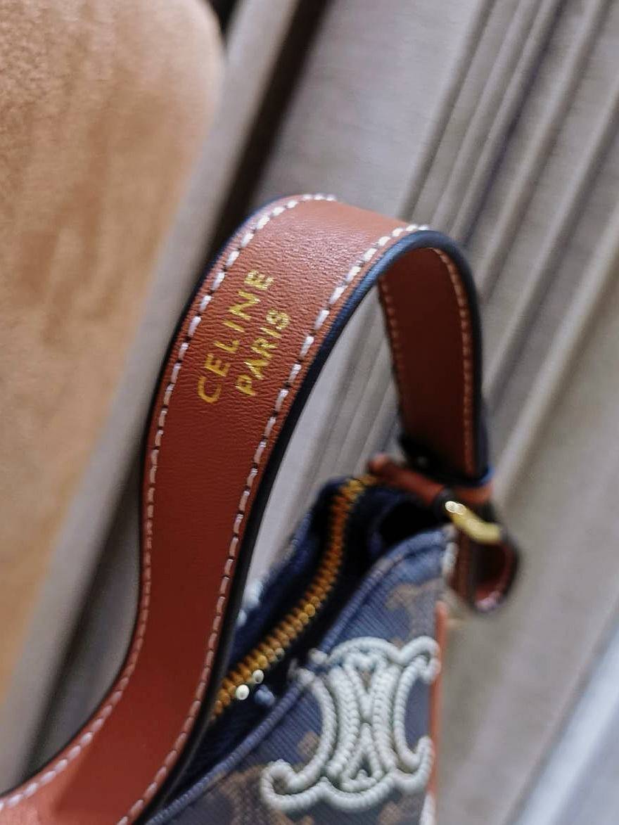 CELINE SHOULDER BAG VIP วัสดุ TRIOMPHE CANVAS ดีไซน์สวยหรูฮิตสุดในเกาหลี! หนังสวยอยู่ทรงกันน้ำ เปิดปิดด้วยซิปแบรนด์สีทอง ภายในโล่งกว้างและจุ สามารถใส่มือถือ กระเป๋าสตางค์ ของใช้ได้เยอะ สายสะพายหนังปรับได้อะไหล่ทองหรูมีโลโก้แบรนด์ ไอเท็มแนะนำพร้อมส่งที่ไทย