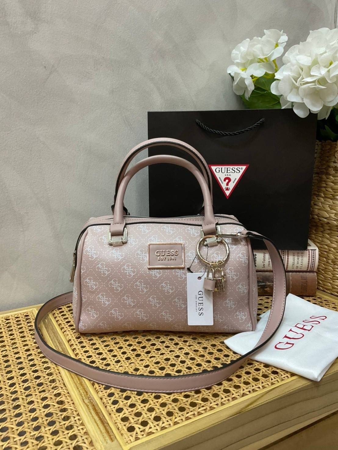 Guess Handbag with Small Shoulder Strap Tyren SG796605 New collection!! Guess ทรงหมอน ขนาดเล็ก ลายซิกเนเจอร์แบรนด์ ทรงหมอนยอดฮิต มีให้เลือก 5 สี สีสวยคลาสสิก เข้ากับง่ายกับทุกชุด ปิด/เปิด ด้วยซิป ภายในโล่งกว้าง แยกเป็นสัดส่วนใช้งาน ซับในตราแบรนด์ ใส่กระเป