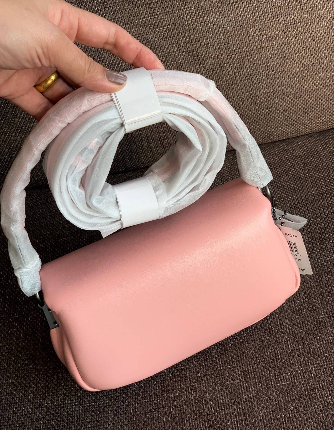 น้องสวยมากก สินค้าจริงสวยกว่าในรูป ไม่จกตาค่ะ! COACH PILLOW TABBY SHOULDER BAG 18 ((C3880)) 📣 พร้อมส่งที่ไทย คุณภาพเกินราคา! กระเป๋าหิ้ว//สะพายแบบครอสบอดี้ร์ 🔺หนัง nappa อย่างดี หนานิ่ม นุ่มมากๆ หลงรักน้องแน่นอน ✔️ใช้โลโก้แบรนด์รุ่น