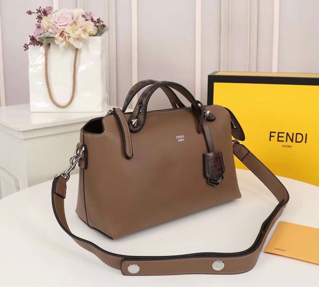 FENDI by the way small เกรดออริจินอล กระเป๋าถือ/สะพายข้างทรงหมอน รุ่นตามหา วัสดุหนังสวย มาพร้อมสายสะพายถอดออกได้ ใช้วันไหนๆกับชุดไหนๆได้หมดเลยทีเดียว อีกหนึ่งรุ่นที่ต้องแนะนำนะคะ