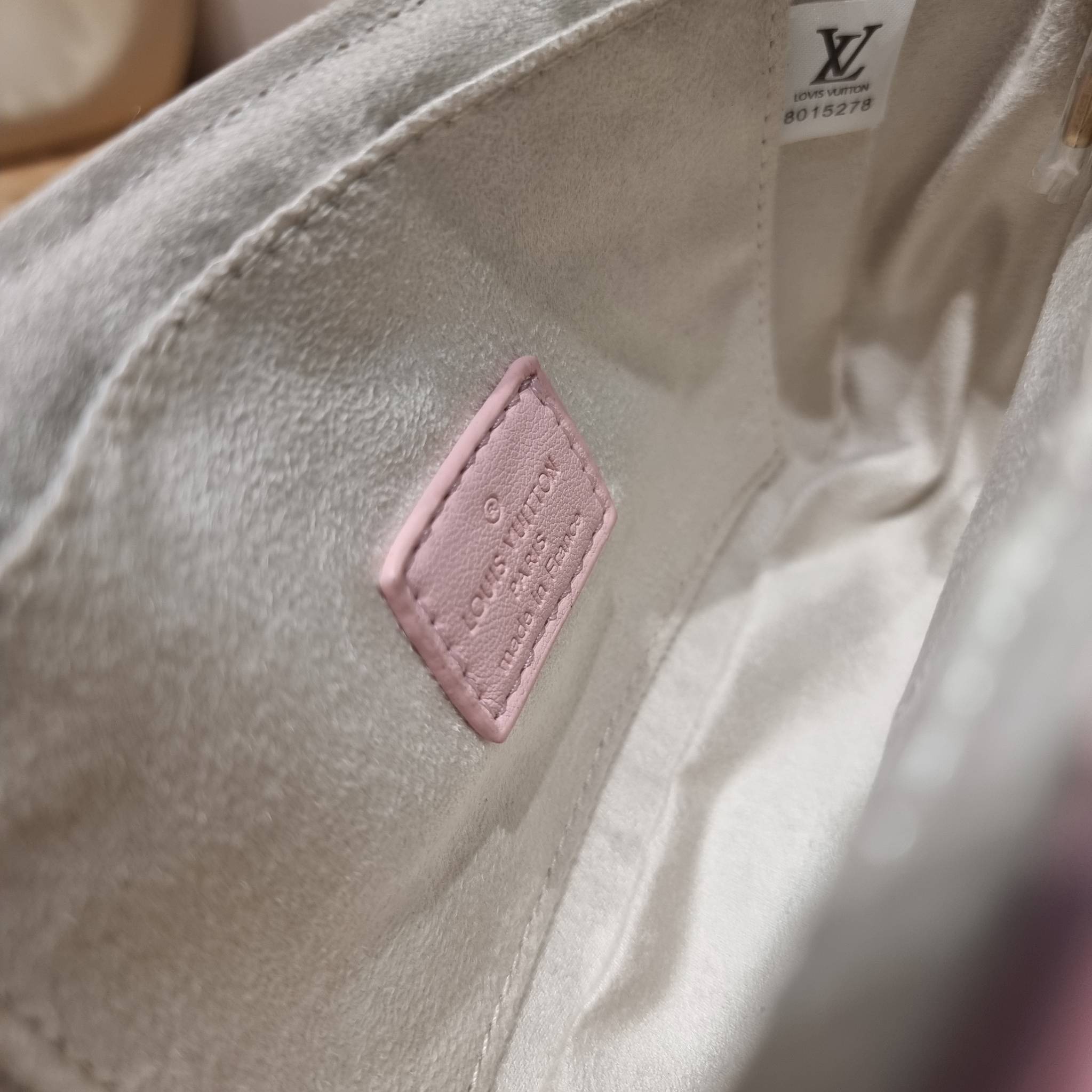 LV new wave pochette multi bag กระเป๋าสะพายมัลติฟังก์ชั่น มาพร้อม box set รับรองว่าดีงาม ลูกเล่นคลาสสิคผสานความวินเทจ มีสายสะพายให้ 2 เส้น และกระเป๋าใบลูก เล็กน่ารัก