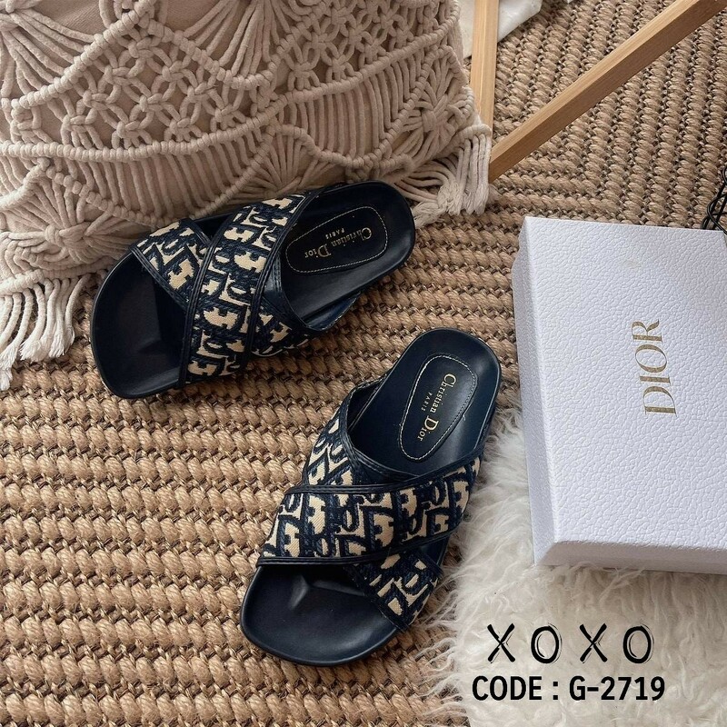 Christian dior Sandel แตะสวม ใส่สบาย งานผ้าตีแบรนด์ ผ้านุ่ม แต่งไค้วครอสเอ็กซ์ เรียบ หรู พื้นบุ๋มใส่แล้วกระชับ ห่อเท้ามากขึ้น แมทส์ชุดง่าย น้ำหนักเบา