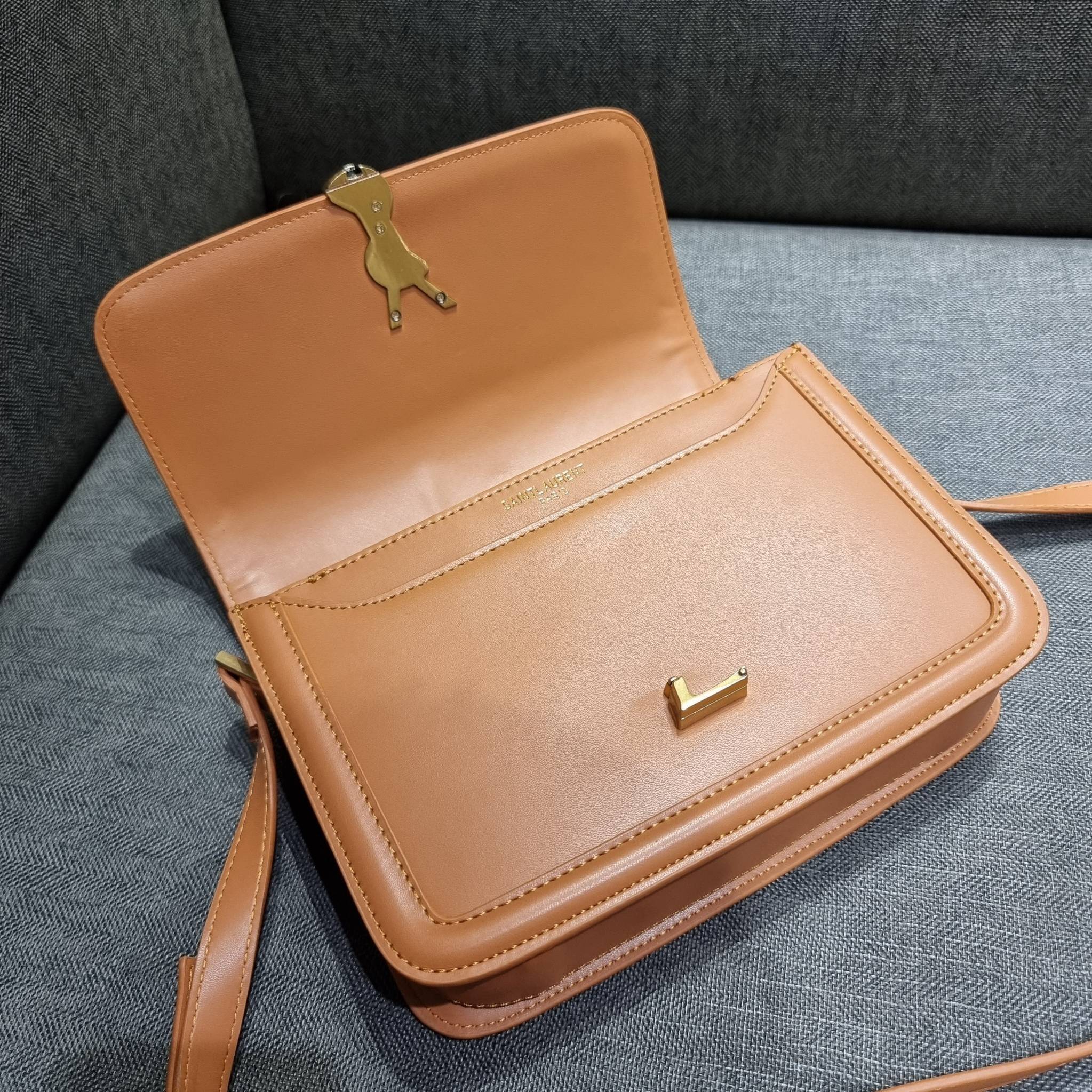 YSL SOLFERINO SATCHEL LEATHER / Yves Saint laurent crossbody bag กระเป๋าสะพายข้าง โลโก้โดดเด่น ดีเทลดูแพงด้วยตัวล็อค ใช้งานง่าย แน่นหนา วัสดุหนังแท้เต็มใบ ภายในเป็นช่องโล่ง ใส่ของสำคัญได้เลยสบายๆ สายสะพายครอส ปรับใช้ได้ตามตัว ใบจริงสวยคม ราคาสุดคุ้มพร้อม 