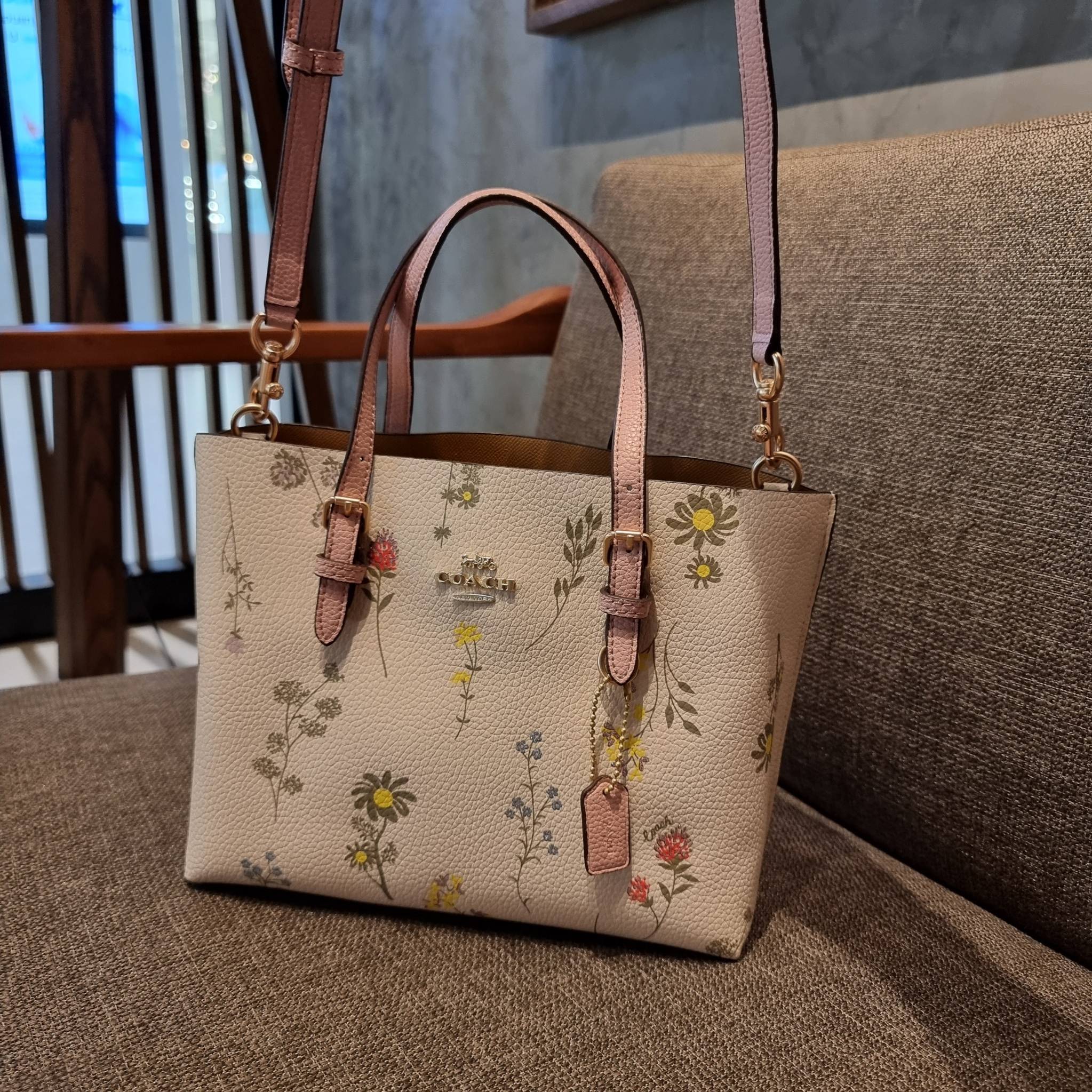 COACH C4084 MOLLIE TOTE 25 WITH SPACED WILDFLOWER PRINT ดีไซน์ใหม่ล่าสุด กระเป๋าโท้ทไซส์เล็กที่สาวๆต่างก็ต้องปักใจรัก รอบนี้น้องถูกเติมแต่งลวดลายดอกไม้ เพิ่มดีเทลความน่าใช้ไปอีก วัสดุหนัง pepble เรียบหรูดูดีม้าก!! ภายในโล่งกว้าง มีช่องซิปกลางใส่ของได้ ขนา