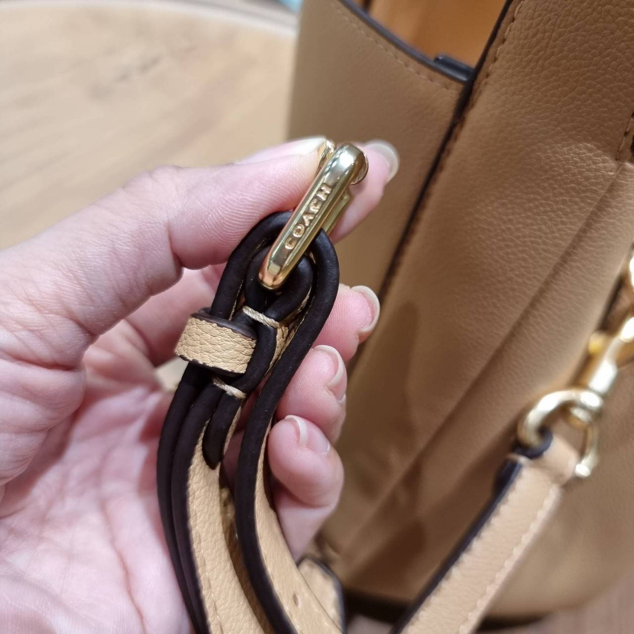 COACH 78800 HADLEY HOBO 21 ไอเท็มยอดนิยม คลาสสิคในทุกโอกาส กระเป๋าทรงโฮโบ ทรงสวยใช้งานได้ทุกลุค แมชท์ง่ายกับทุกสไตล์ วัสดุหนัง pepble เปิด-ปิดด้วยกระดุมแม่เหล็ก มีตะขอล็อคที่ปากกระเป๋าเพื่อปรับทรงใช้งานได้ ภายในโล่งกว้าง ใส่ได้ทุกอย่าง!! มีสายสะพายให้ หรื