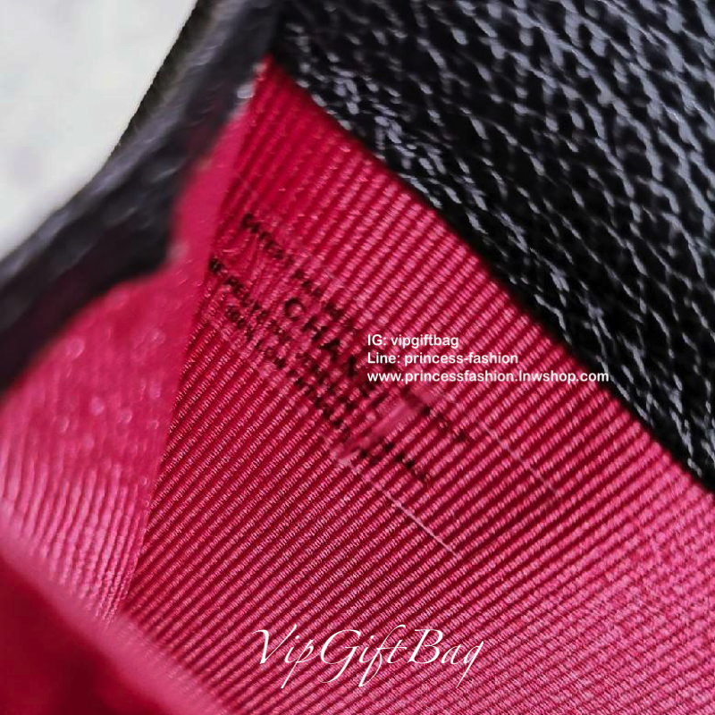 CHANEL SHORT WALLET VIP Gift With Purchase พรีเมี่ยมกิ้ฟ Chanel ไอเท็มนี้แนะนำค่ะ ลูกค้าสั่งพรีออเดอร์กันเยอะมาก วัสดุหนังด้านขึ้นลายตารางคลาสสิค ไม่มีเอ้าท์ เปิดปิดด้วยฝาปิด ด้านหน้าประดับโลโก้แบรนด์อะไหล่เงินสวยหรูดูดี ด้านหลังมีช่องใส่ของ ภายในมีช่องแบ