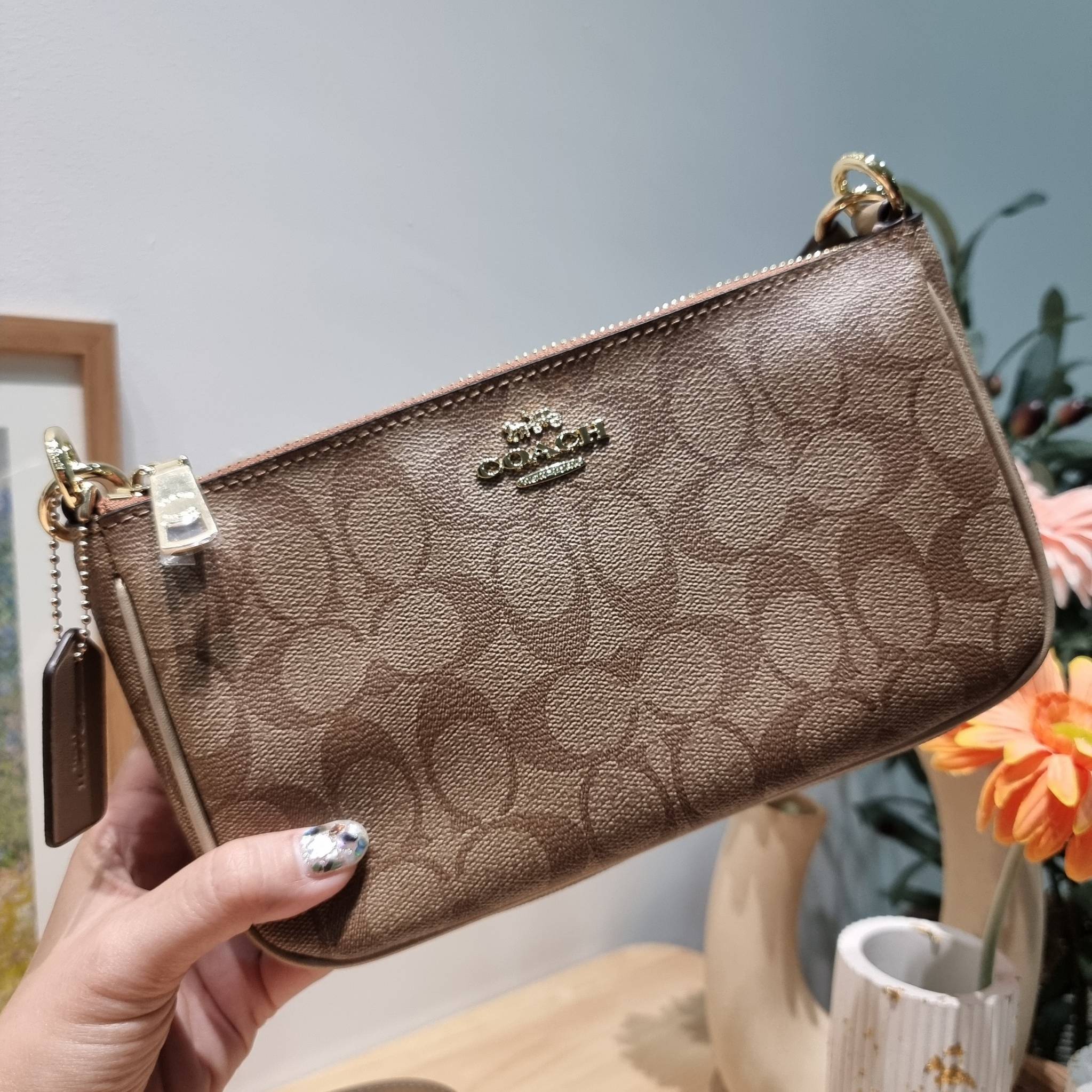 COACH TOP HANDLE POUCH F58321 พร้อมส่ง 9 สี กระเป๋าทรงพอช ยอดฮิต ยกขึ้นแท่น ด้วยดีไซน์ที่ออกมาให้ใช้งานได้ง่าย ขนาดกำลังเหมาะ