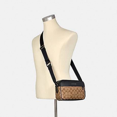 COACH GRAHAM CROSSBODY IN SIGNATURE CANVAS (COACH C4149) กระเป๋าครอสบอดี้รุ่นยอดฮิตสำหรับหนุ่มๆ ที่สาวๆก็ใช้ได้!! รูปทรงดีไซน์คลาสสิค ใช้งานสะดวก วัสดุหนังแคนวาสเคลือบลาย เปิด-ปิดด้วยซิป ภายในเป็นช่องโล่ง ใส่ของสำคัญได้ครบ สายสะพายปรับได้ตามตัว มีมาให้ช้อ