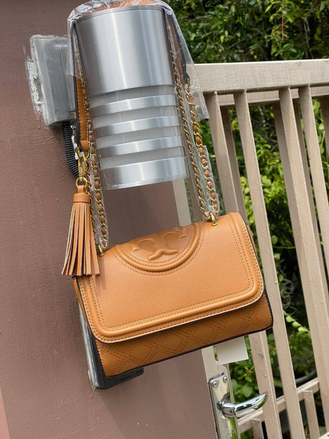 TORY BURCH Fleming Convertible Shoulder Bag ดีไซน์น่ารัก ดูแพงไม่เป็นรองใคร ใช้ได้ทั้งทั่วไปและออกงาน สาว ๆ คนไหนที่กำลังมองหากระเป๋าสะพายไหล่น่ารัก ๆ สักใบที่มีดีไซน์โดดเด่น สะดุดตาล่ะก็ไม่ควรพลาดกับ Collection นี้เลยค่ะ เพราะ Fleming นั้นเป็นรุ่นที่เรีย