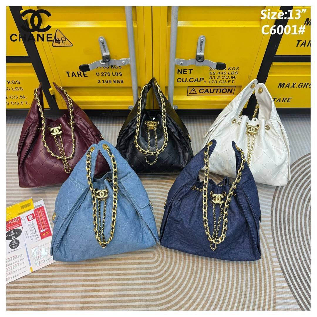 CHANEL 25 Small Handbag กระเป๋าสะพายทรงโฮโบ คอลใหม่ล่าสุด ต้อนรับฤดูกาล SPRING-SUMMER 2025 รูปทรงใช้งานได้จริง จุของได้ ถือเก๋ๆ เอวี่เดย์ลุค บอกเลยว่าดีไซน์เก๋มาก