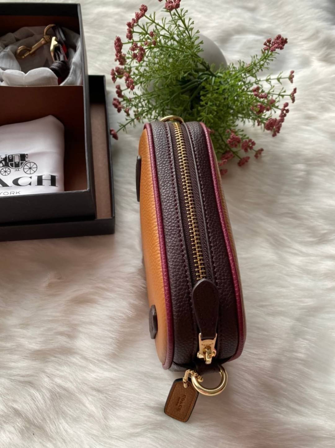 COACH JES CONVERTIBLE BELT BAG IN COLORBLOCK 2IN1 !! กระเป๋าคาดอก/สะพายข้าง ใช้ได้ถึง 2 แบบ!! คุ้มค่ามากที่สุด!! วัสดุหนัง pepble ดีไซน์เรียบ แต่หรู ภายในเป็นช่องโล่ง ใบนี้สาวๆที่ไม่ชอบพกของเยอะ เหมาะมากๆน้า 🙇♀️ ของดีราคาจับต้องได้ ไอเท็มนี