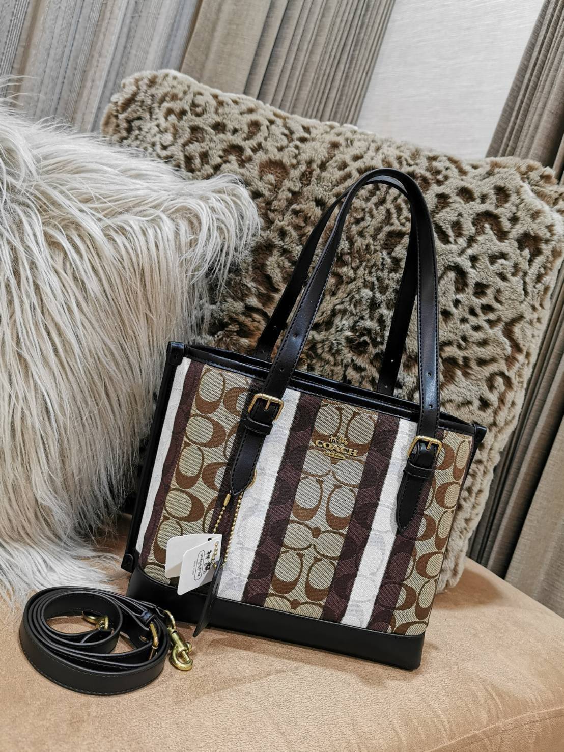 Coach Mollie Tote 25 In Signature Jacquard With Stripes กระเป๋าสะพายใหม่ล่าสุดจาก Coach Factory วัสดุ Canvas & Calfskin ดีไซน์ Casual เทคเจอร์สวยอยู่ทรงด้านหน้าประดับโลโก้แบรนด์ ภายในมีช่องแบ่งแยกเป็นสัดส่วน มีช่องซิปกลาง ใส่มือถือ กระเป๋าสตางค์ยาว ของใช้