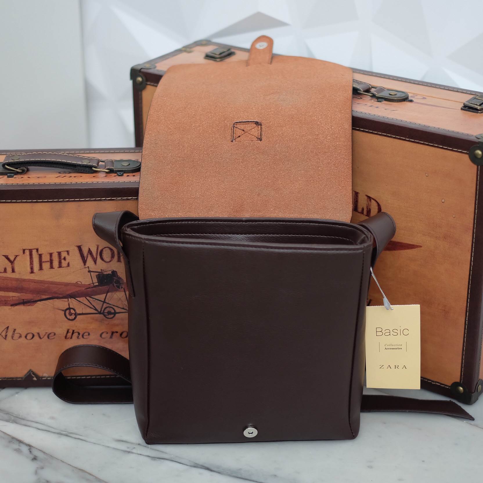 เอาใจหนุ่มๆบ้างค่า สำหรับ messenger bag หนังดี มากๆเลยน้า ลายหนังชัดสวย ใบนี้จากแบรนด์ ZARA MEN ตัวกระเป๋าขนาดกำลังดีเลยคะ สีน้ำตาลเข้มสวยมาก คลาสสิคสุดๆ มีช่องแบ่งเก็บของหลายช่องเป็นสัดส่วนมากๆคะ น้ำหนักเบา จุของคุ้ม สายยาว ปรับได้ free size สามารถสะพาย 