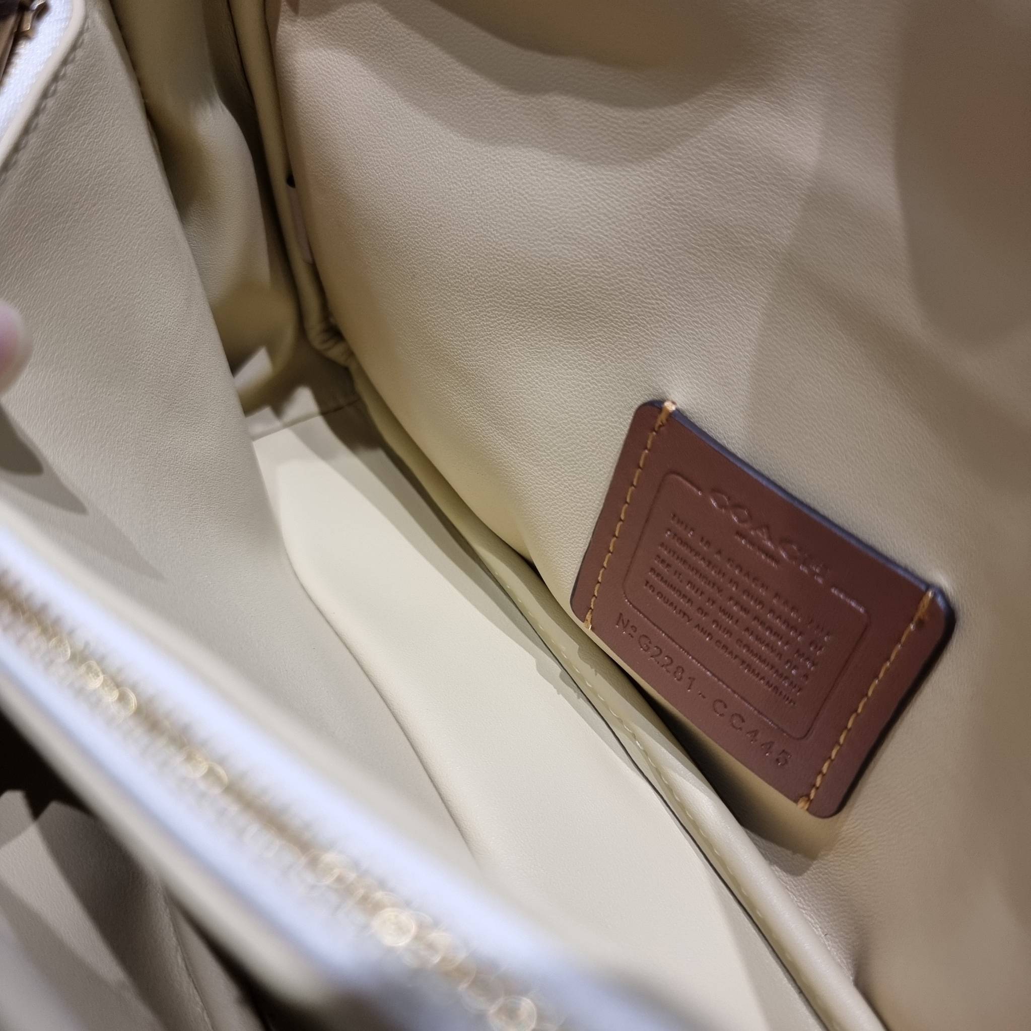 Coach pillow tabby shoulder bag 26 in shearling / COACH LEATHER COVERED C CLOSURE CC445 ใหม่ล่าสุดต้อนรับฤดูหนาว กับคอลเลคชั่นคุณหนู กระเป๋าสะพายไหล่ ดีไซน์วินเทจย้อนยุคตกแต่งขนรอบใบนุ่มฟู สวยลูกคุณมาก!! เปิด-ปิดด้วยกระดุมแม่เหล็ก รับรองแน่นหนา ภายในเป็นช