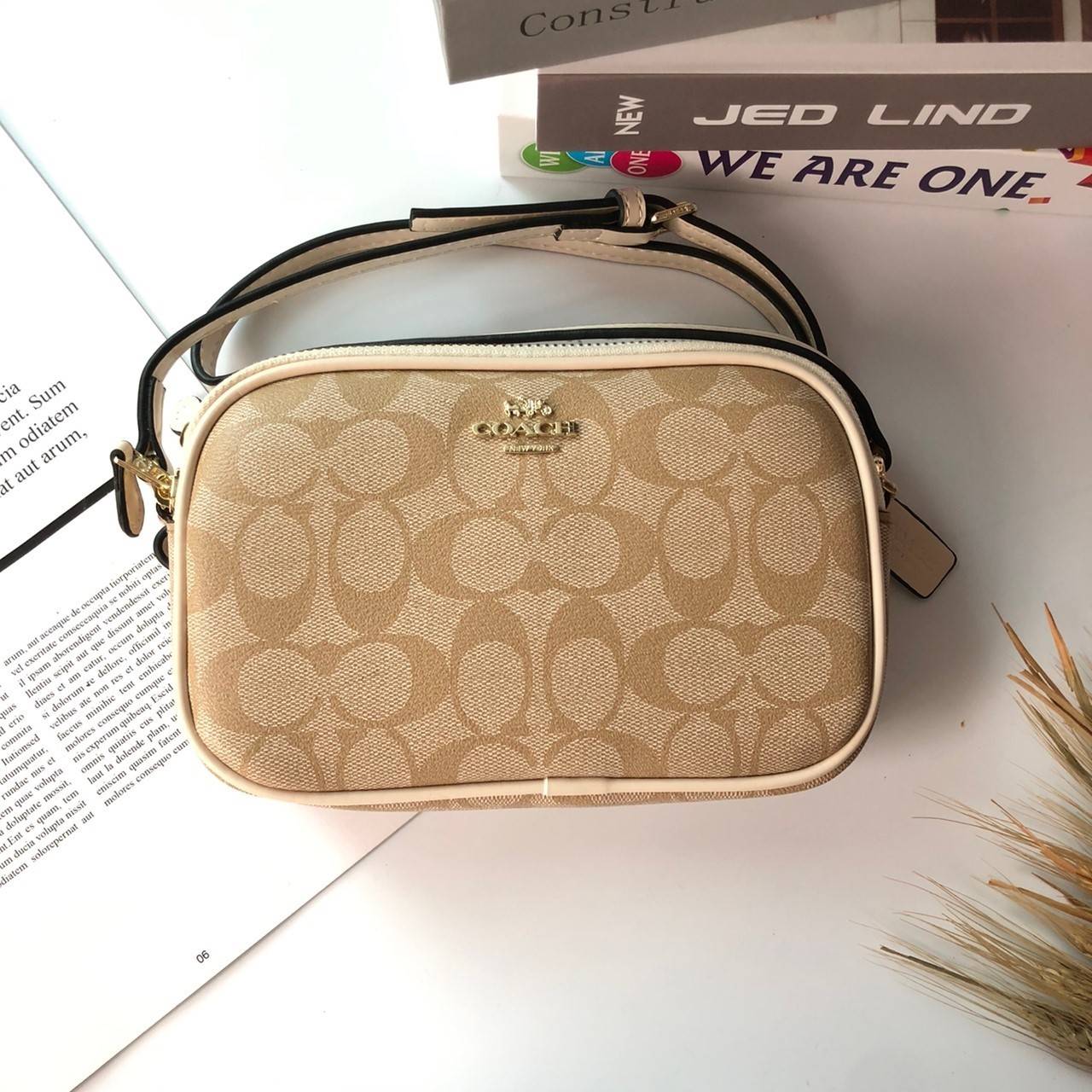 COACH MINI CROSSBODY BAGกระเป๋าสะพาน size mini วัสดุหนังลาย signature เปิด - ปิดด้วยซิป แบ่ง2 ช่องใหญ่ ภายในโล่ง ใส่ wallet สั้น มือถือได้ทุกรุ่น และของใช้จุกจิก พร้อมสายยาวถอด ปรับได้ค่ะ